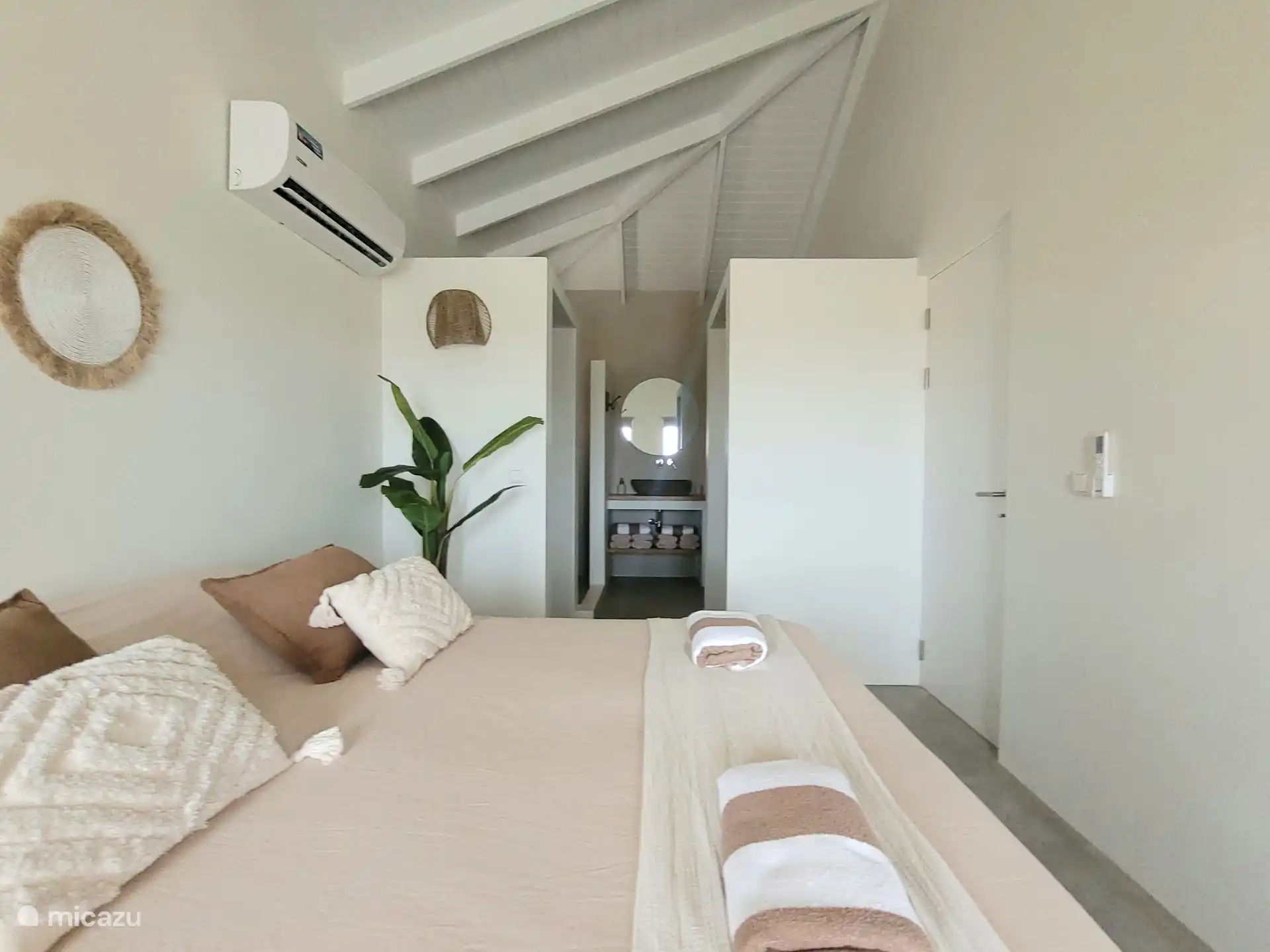 Heerlijke master bedroom met eigen badkamer.