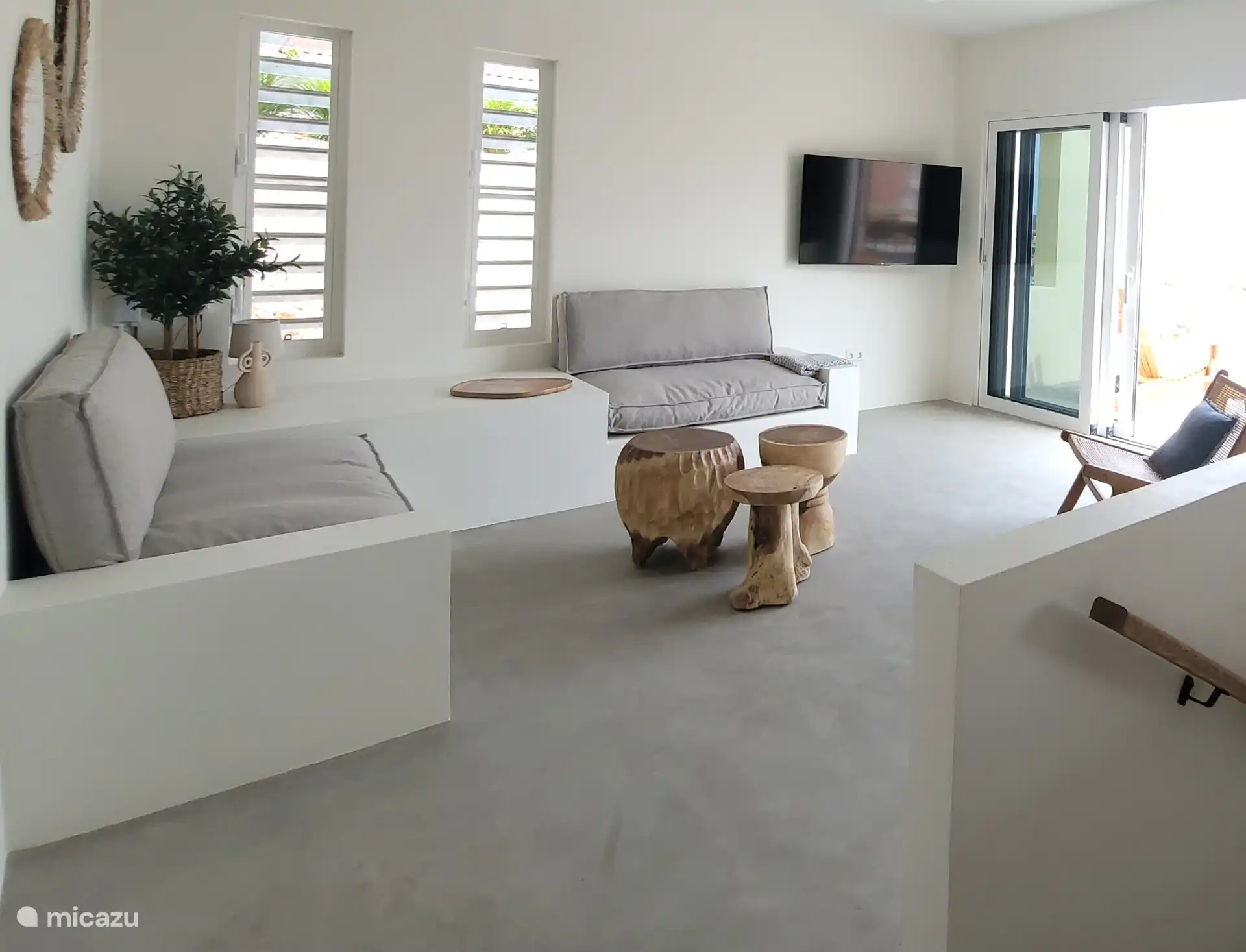 Comfortabele zithoek met TV