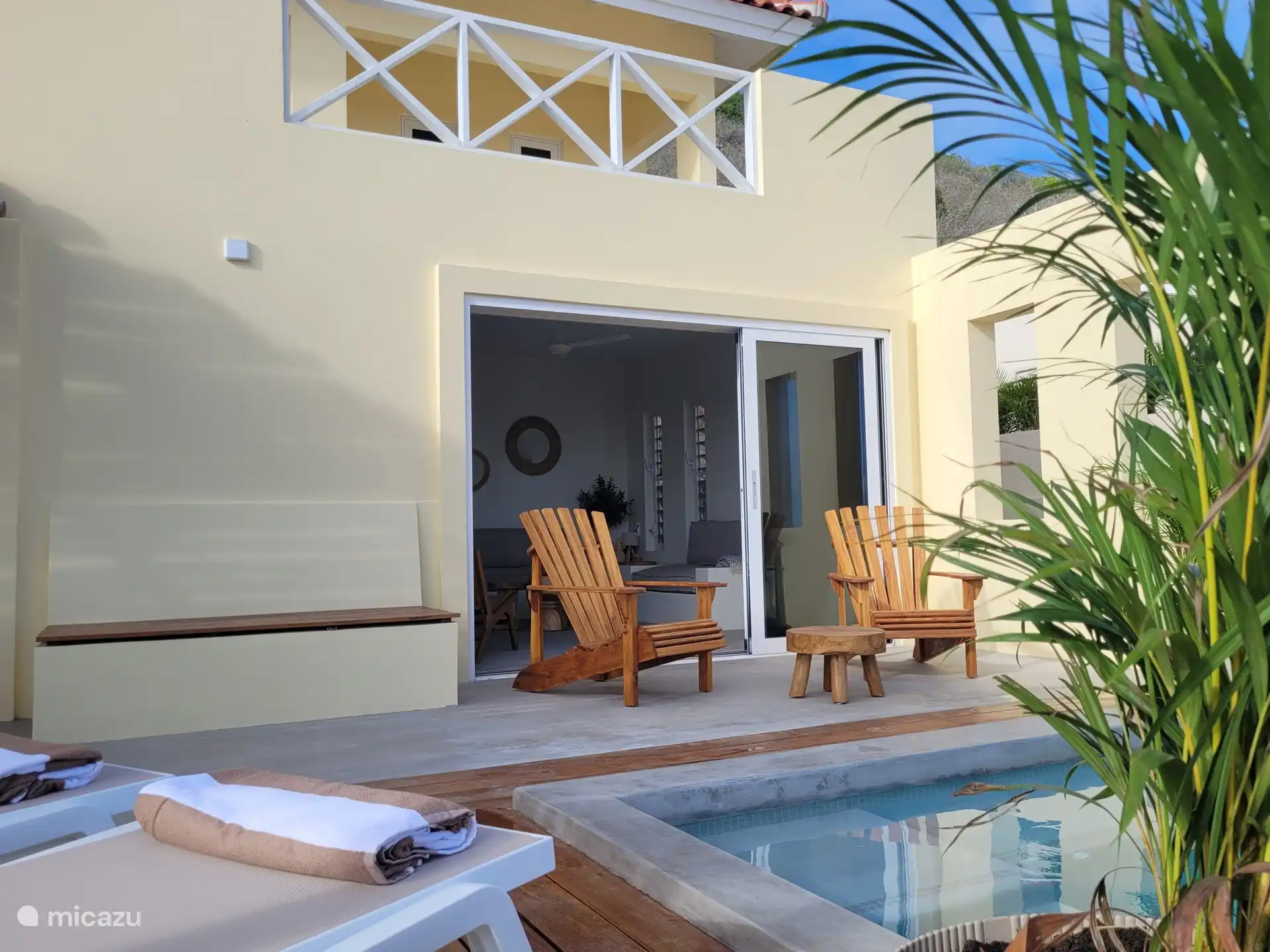 Ingang woonkamer vanaf pooldeck