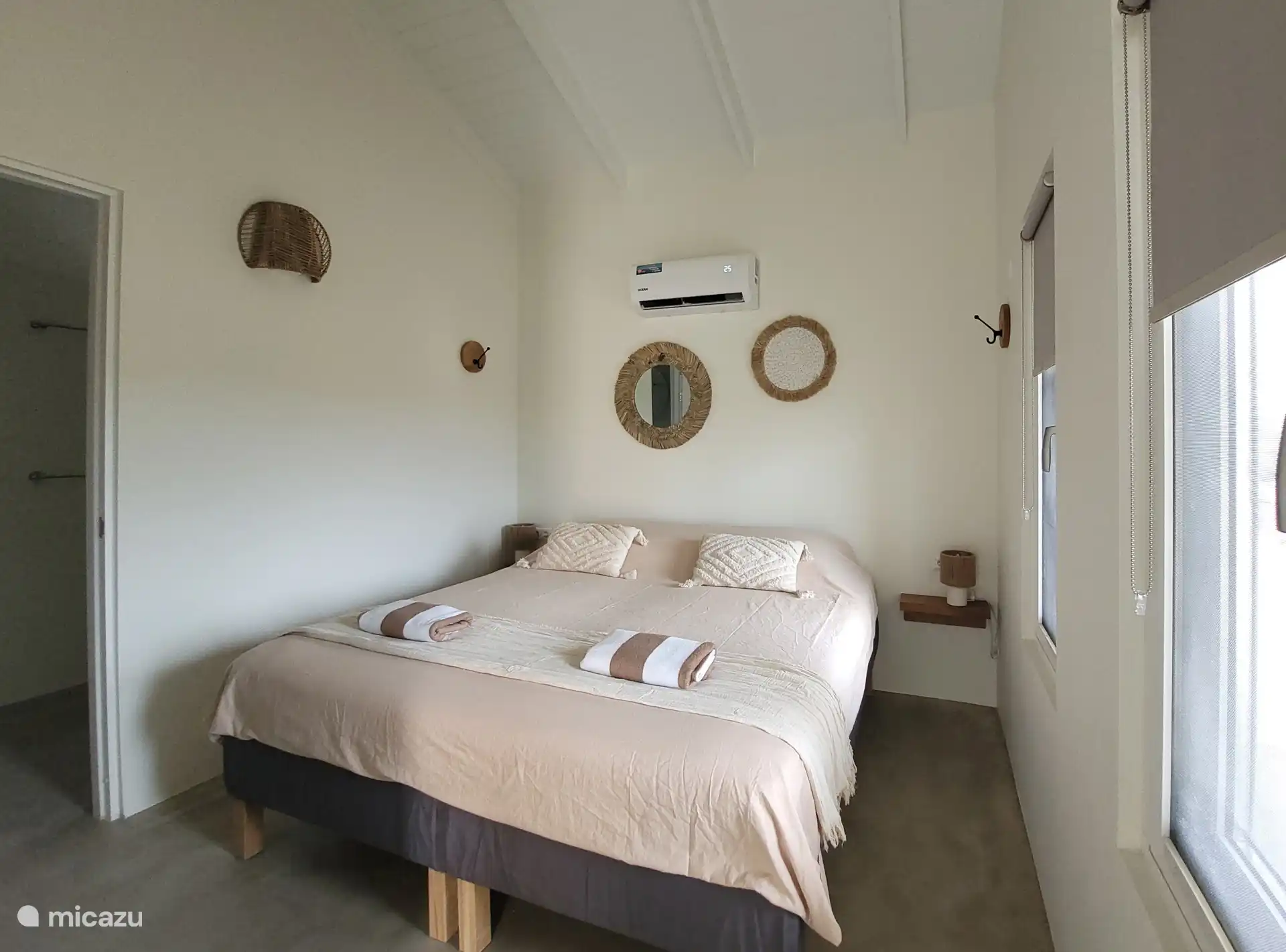 Slaapkamer met 1 kingsizebed 180x200cm