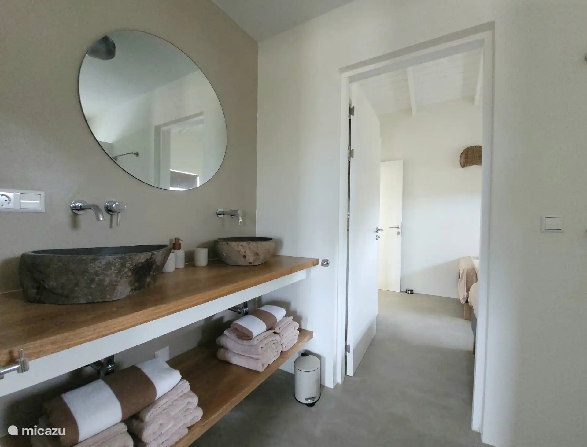 Doorloop naar 1 van de slaapkamers.