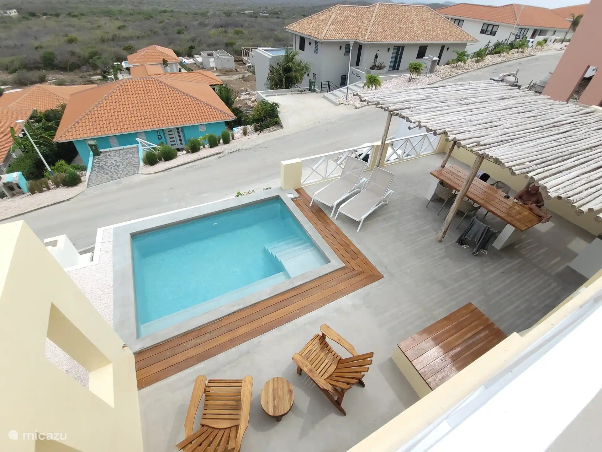 Pooldeck gezien vanaf slaapkamer niveau