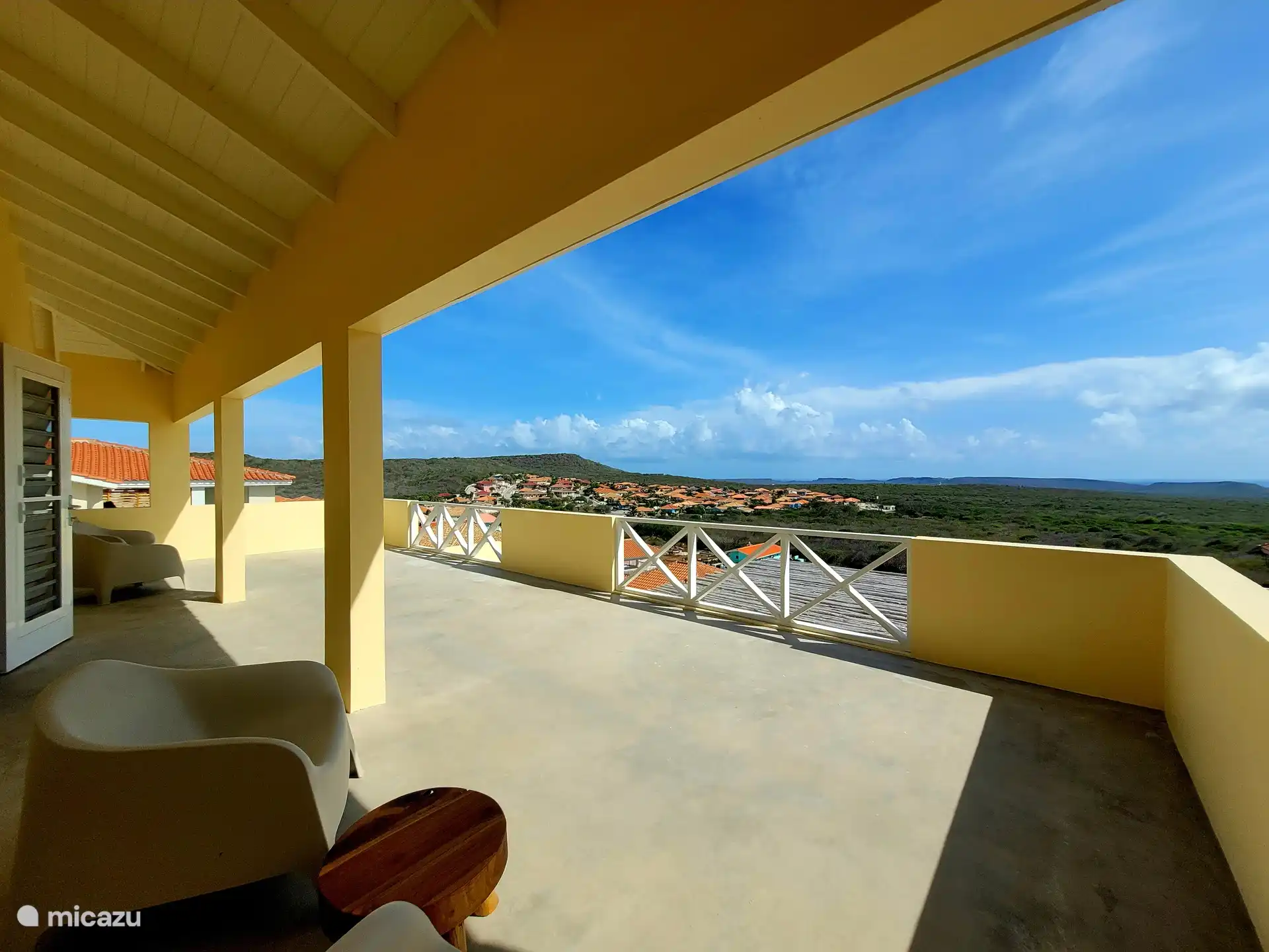 Geräumige Terrasse auf Schlafzimmerhöhe.