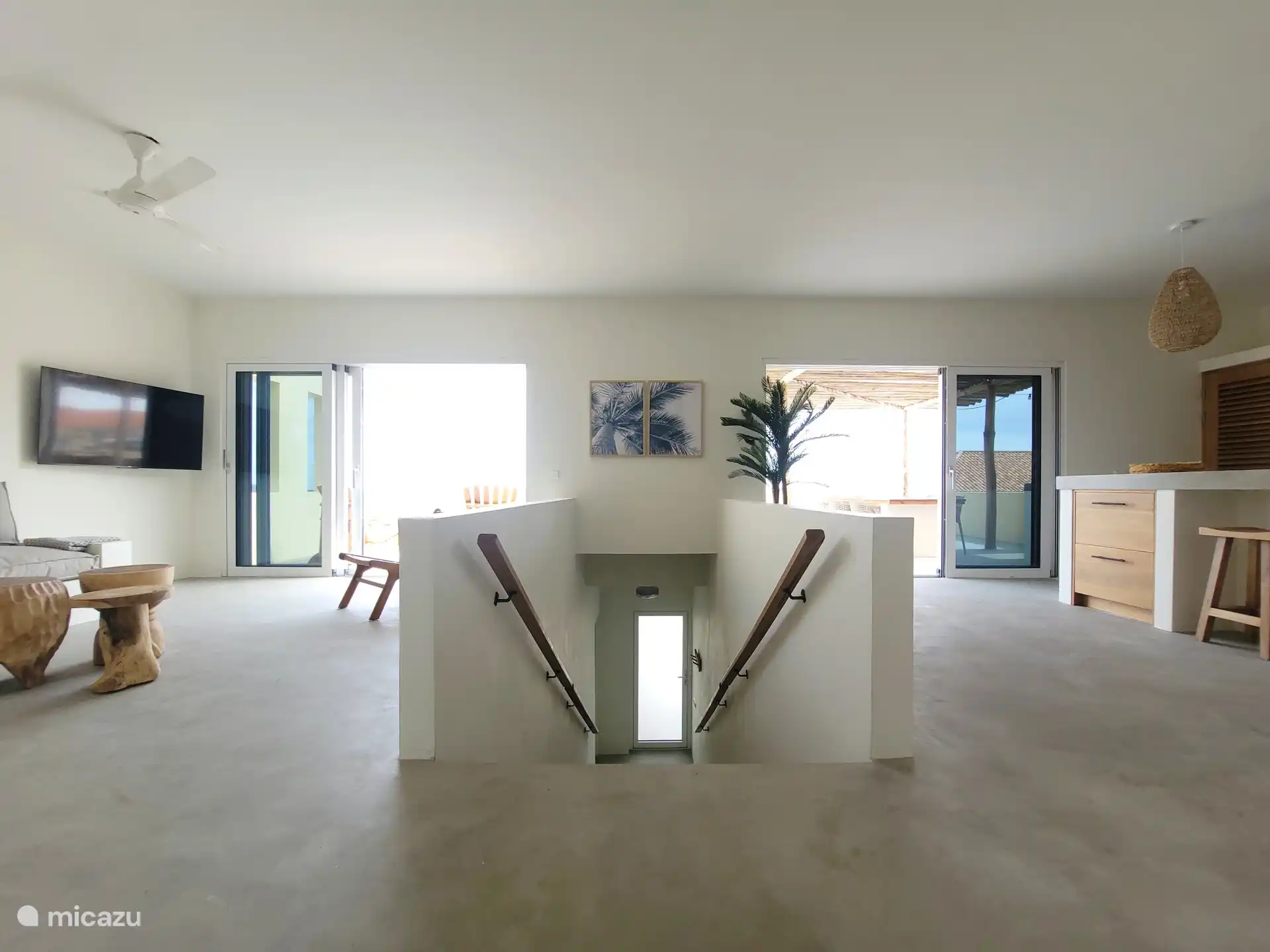 Woonkamer en keuken: trap naar beneden/carport
