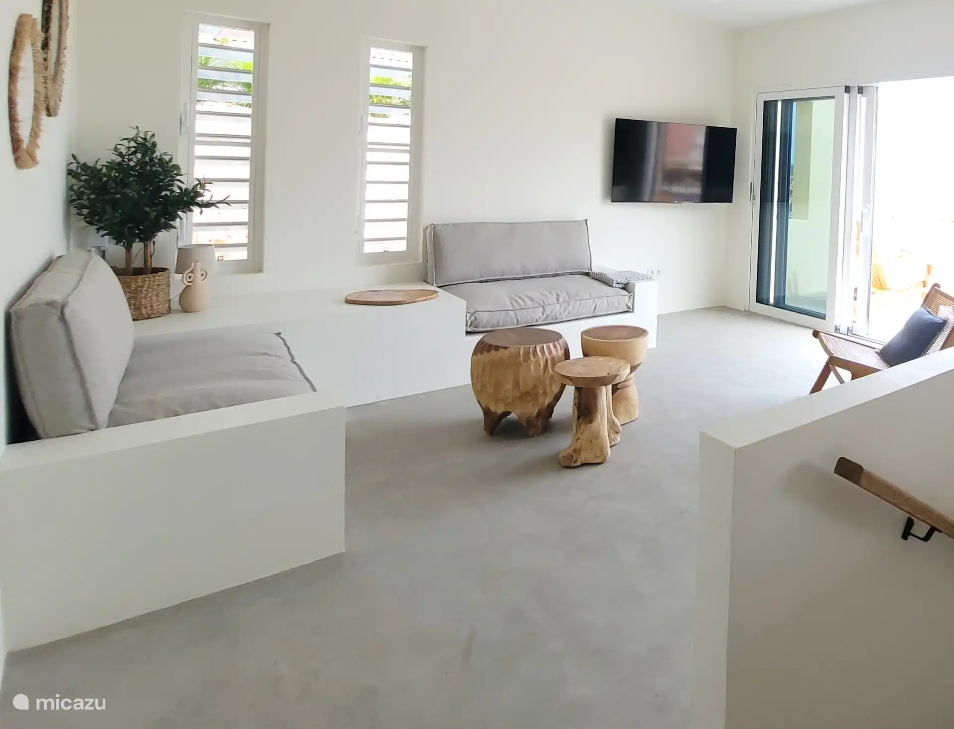 Comfortabele zithoek met TV
