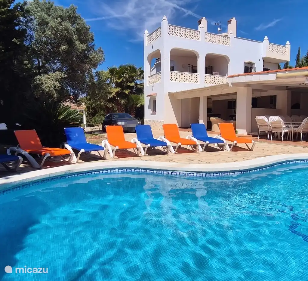 Villa 12 bedden, strand, jacuzzi, airco, 1000 Mb in Tres Cales