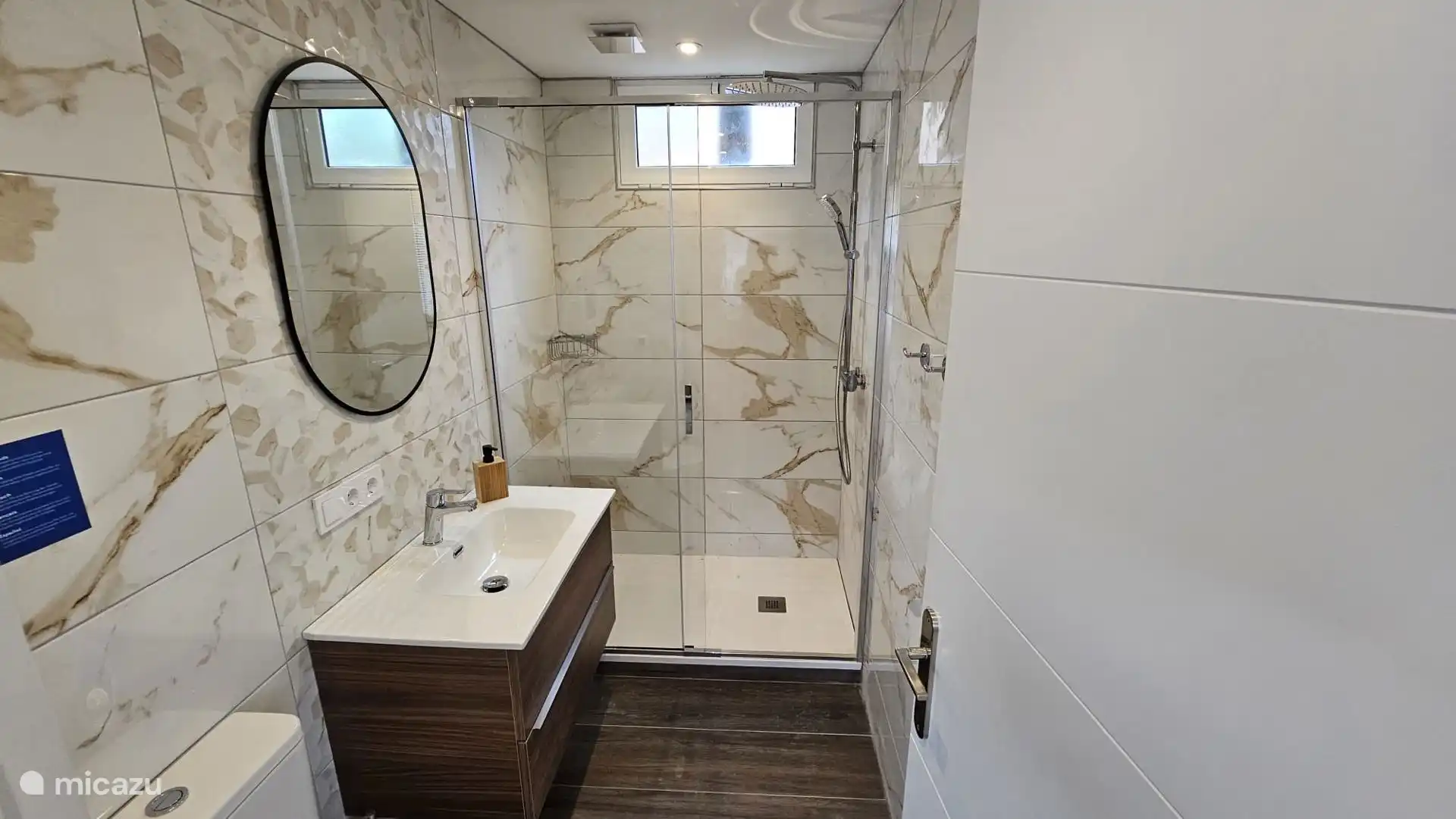 Salle de bain avec chauffage par le sol et douche à baldaquin