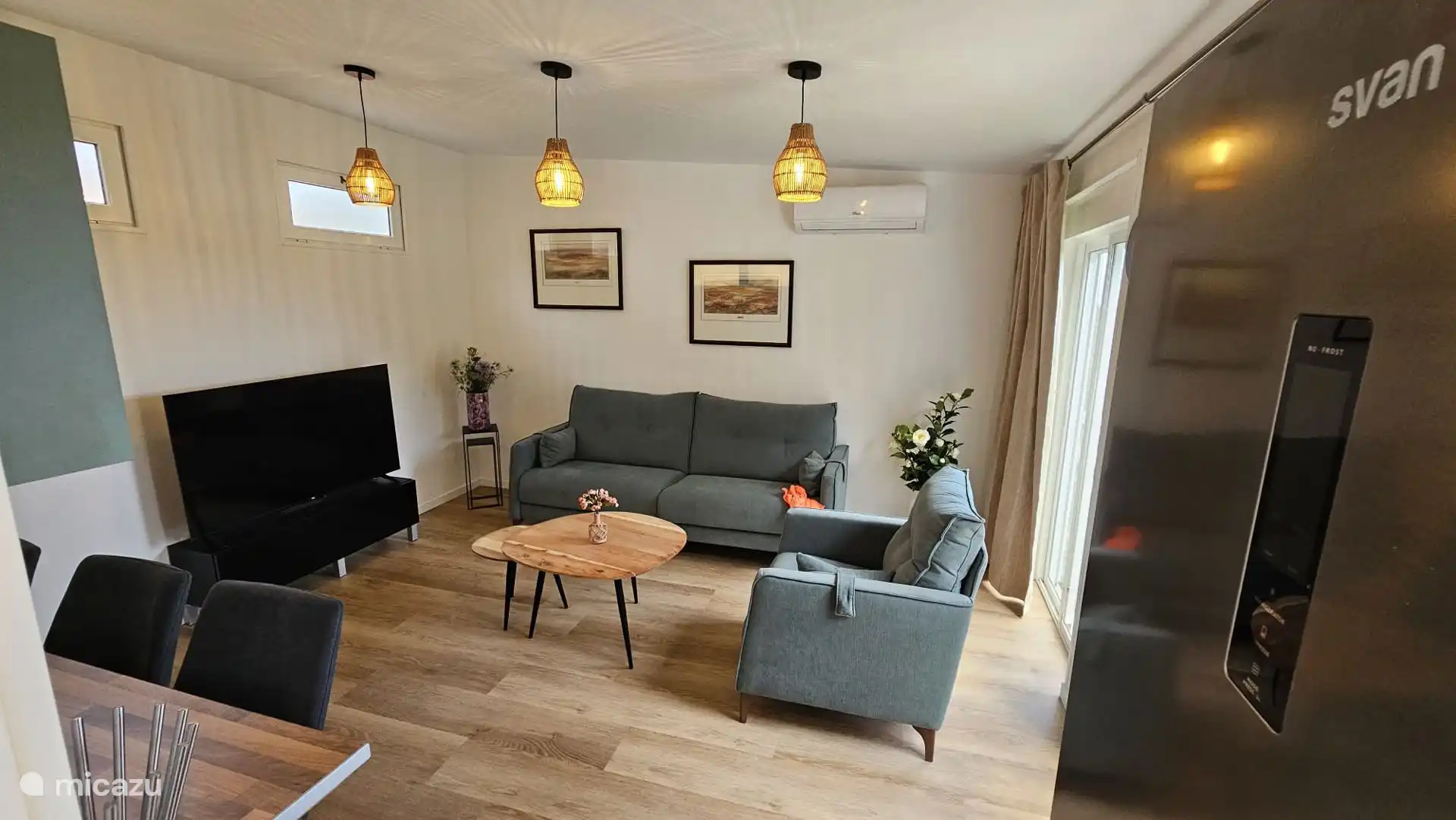 Salon avec portes-fenêtres donnant sur la terrasse