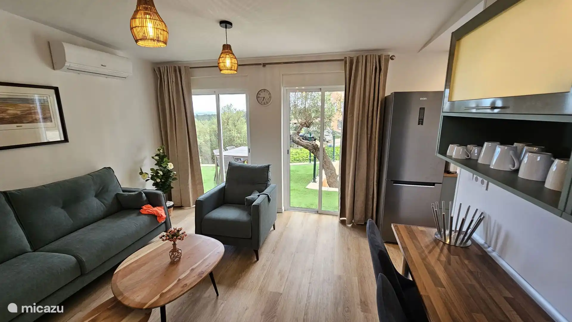 Salon avec vue sur la terrasse
