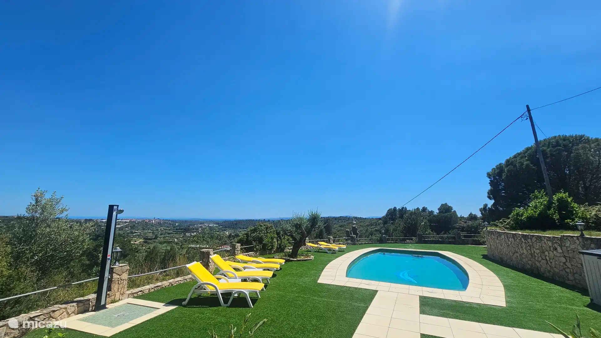 Piscine chauffée avec douche extérieure et transats solaires