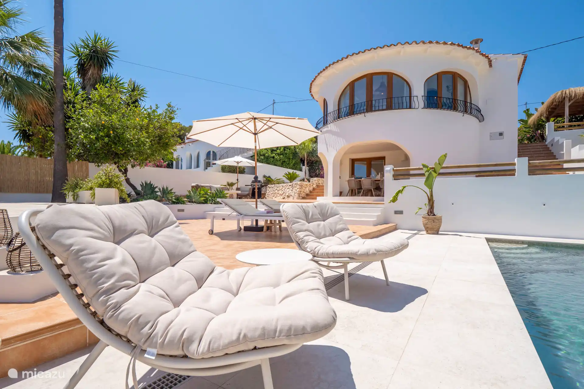 Wunderschöne große Terrasse mit verschiedenen Sitzbereichen.