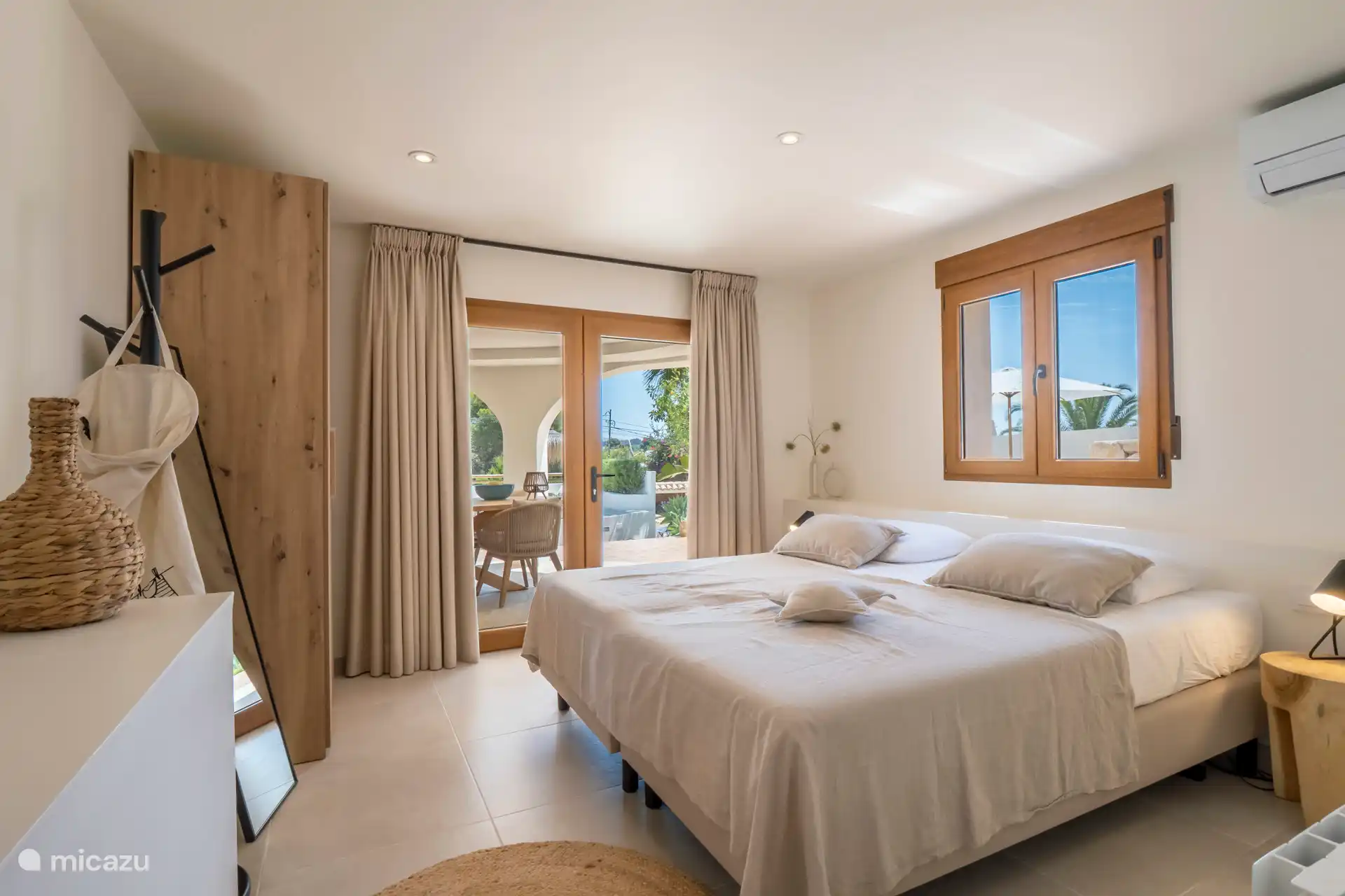 Schlafzimmer 1 mit Terrassentüren zur Terrasse.