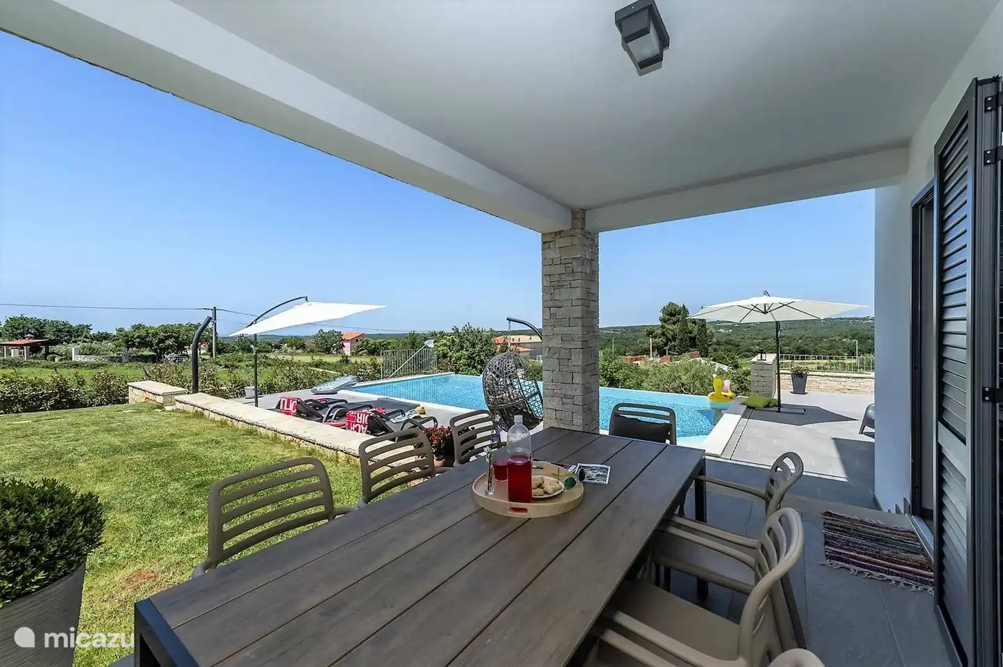 veranda met tafel