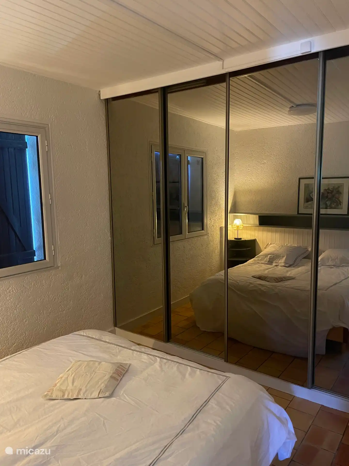 Slaapkamer 2 is een tweepersoonsbed met losse matrassen 