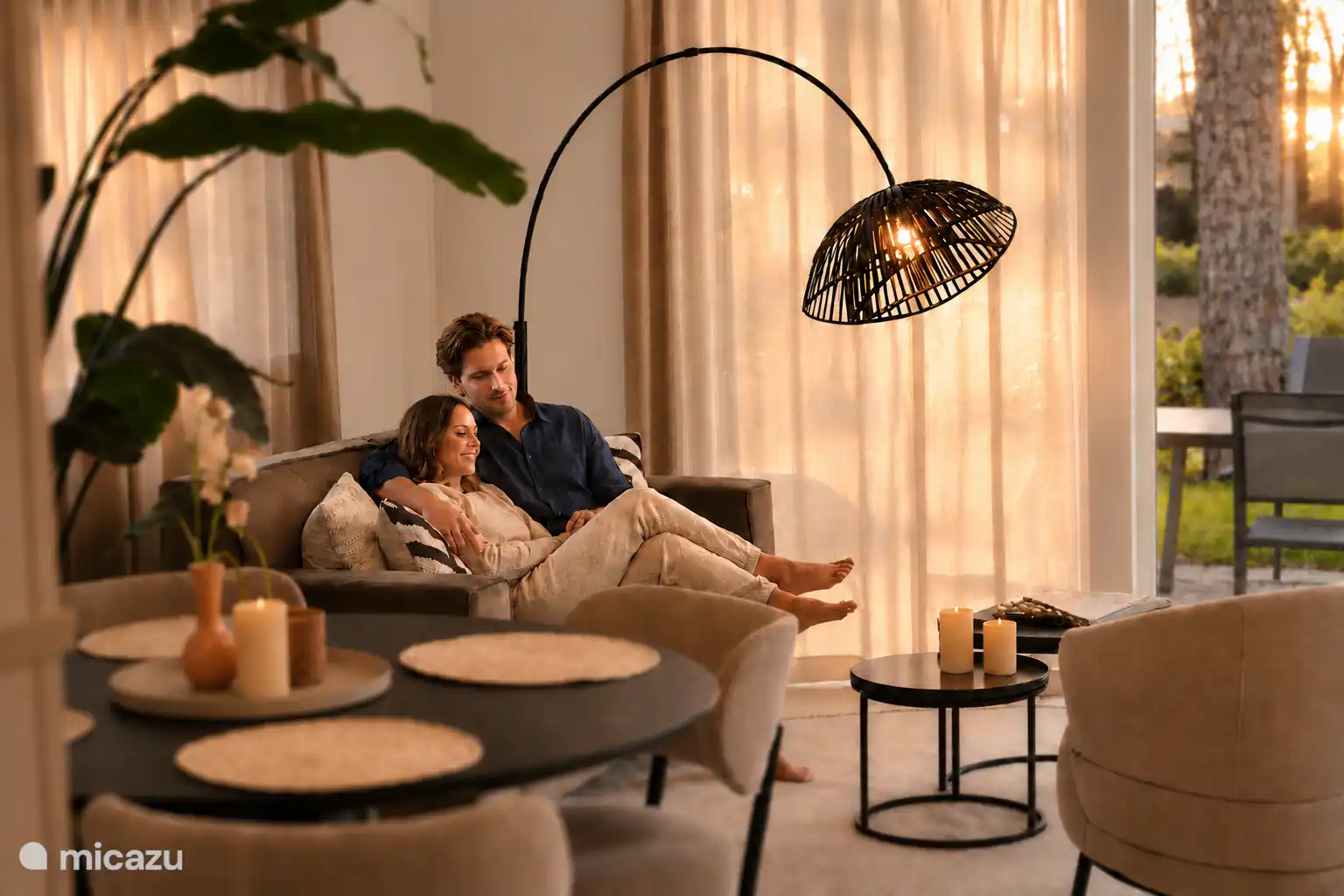 Samen genieten in de luxe woonkamer met hotelsfeer