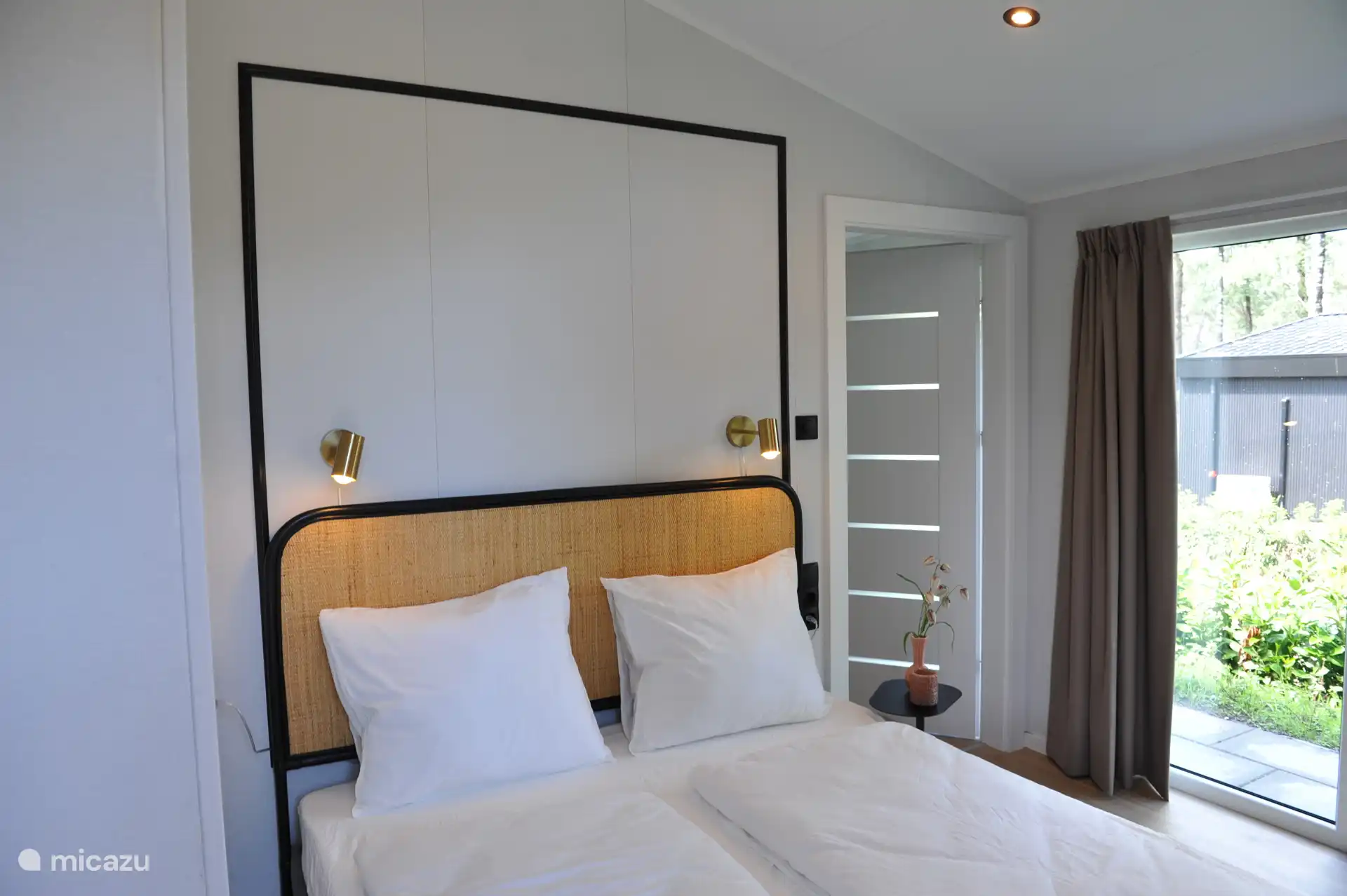 Luxe tweepersoons slaapkamer met hotelsfeer en opgemaakte bedden