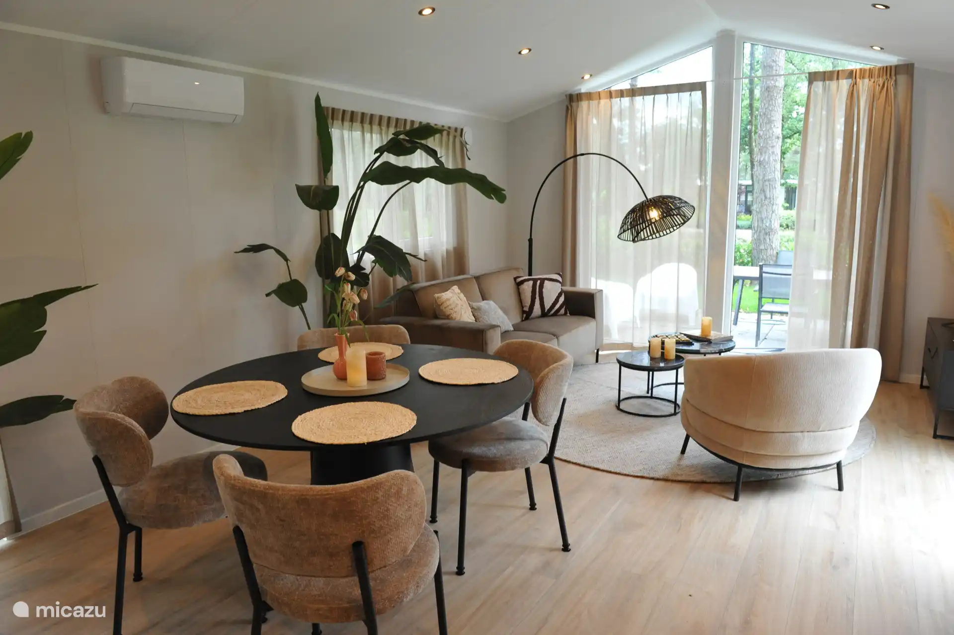 Woonkamer met eethoek en airco