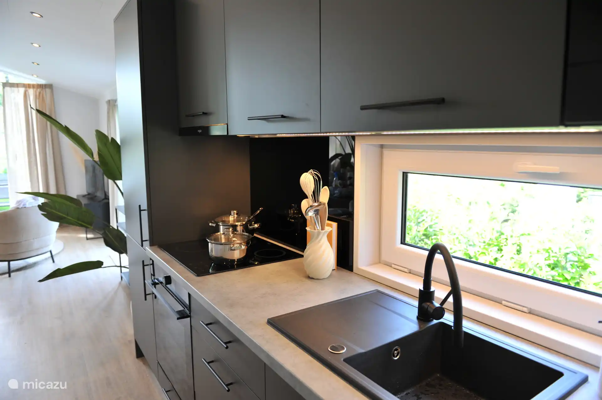 Luxe keuken volledig uitgerust met servies, inventaris, zout, peper, olie, olijfolie, bakolie, bakpapier, koffie, thee, suiker en nog veel meer!