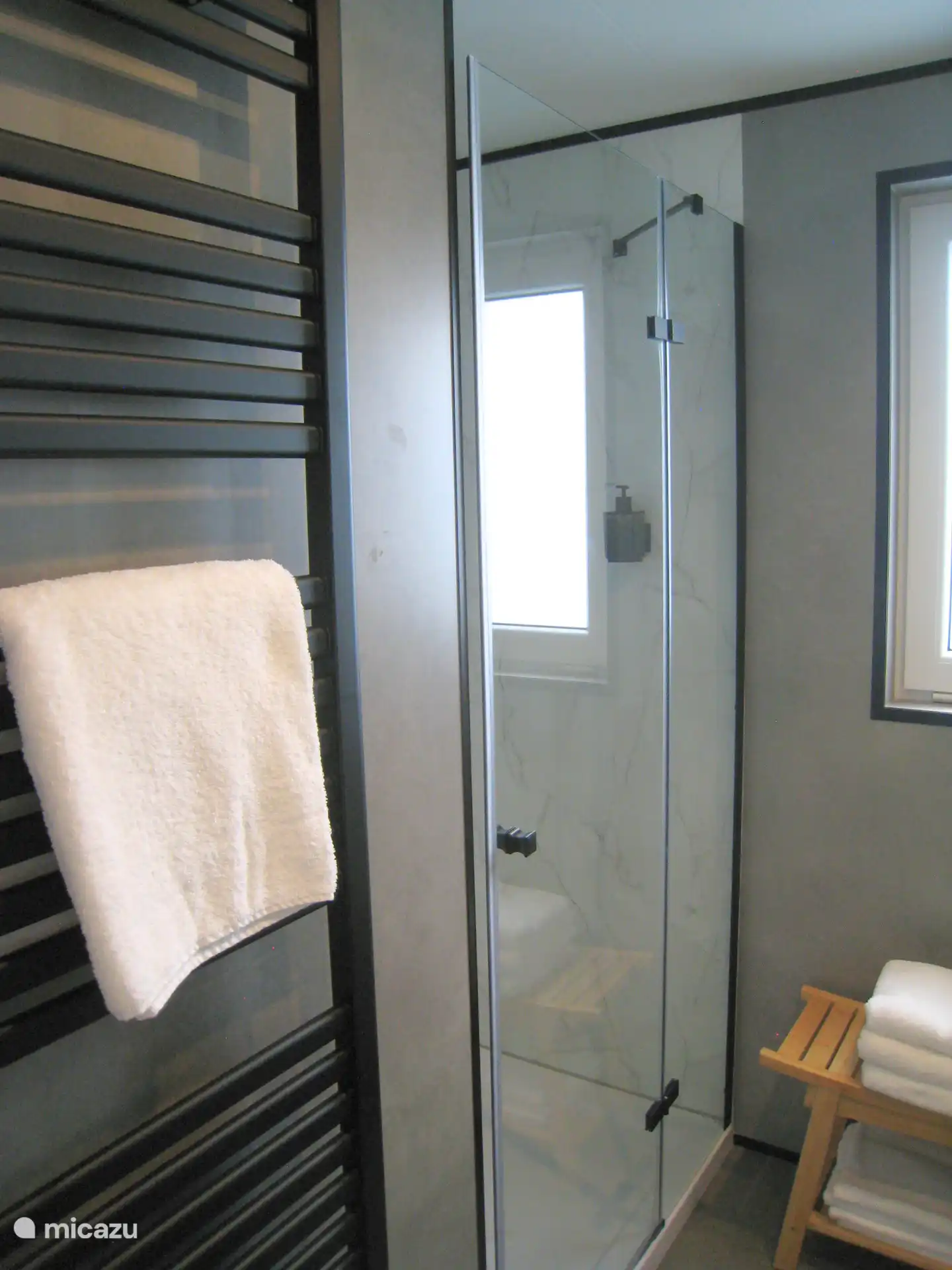 Luxe badkamer met regendouche