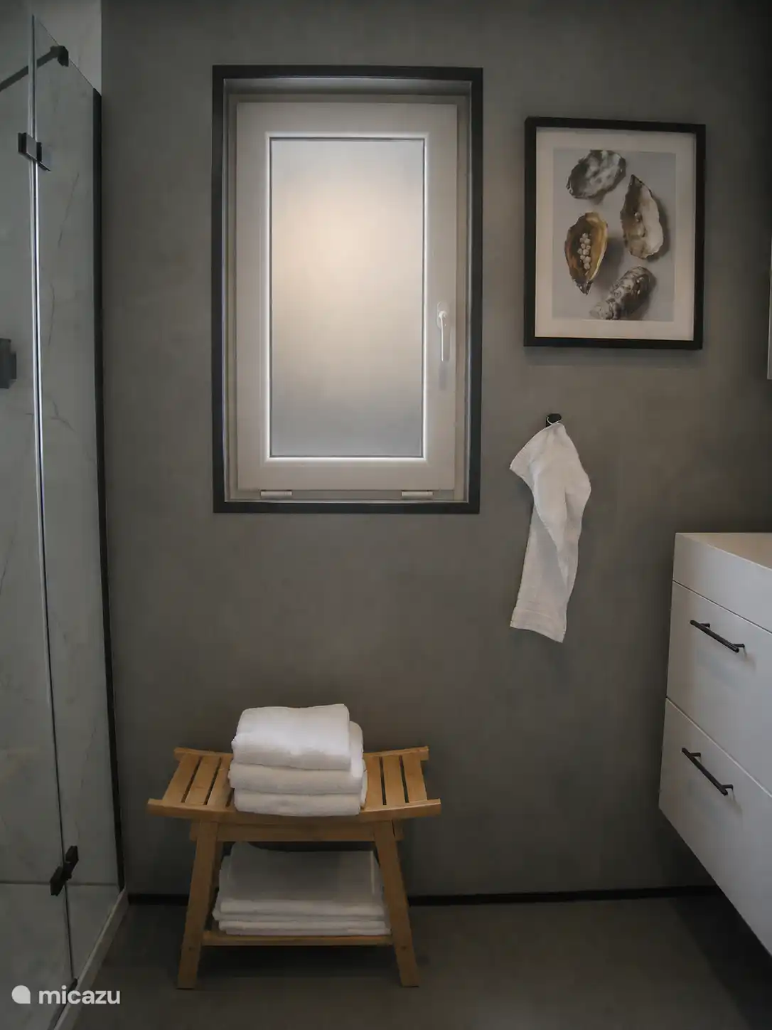 Luxe moderne badkamer met regendouche