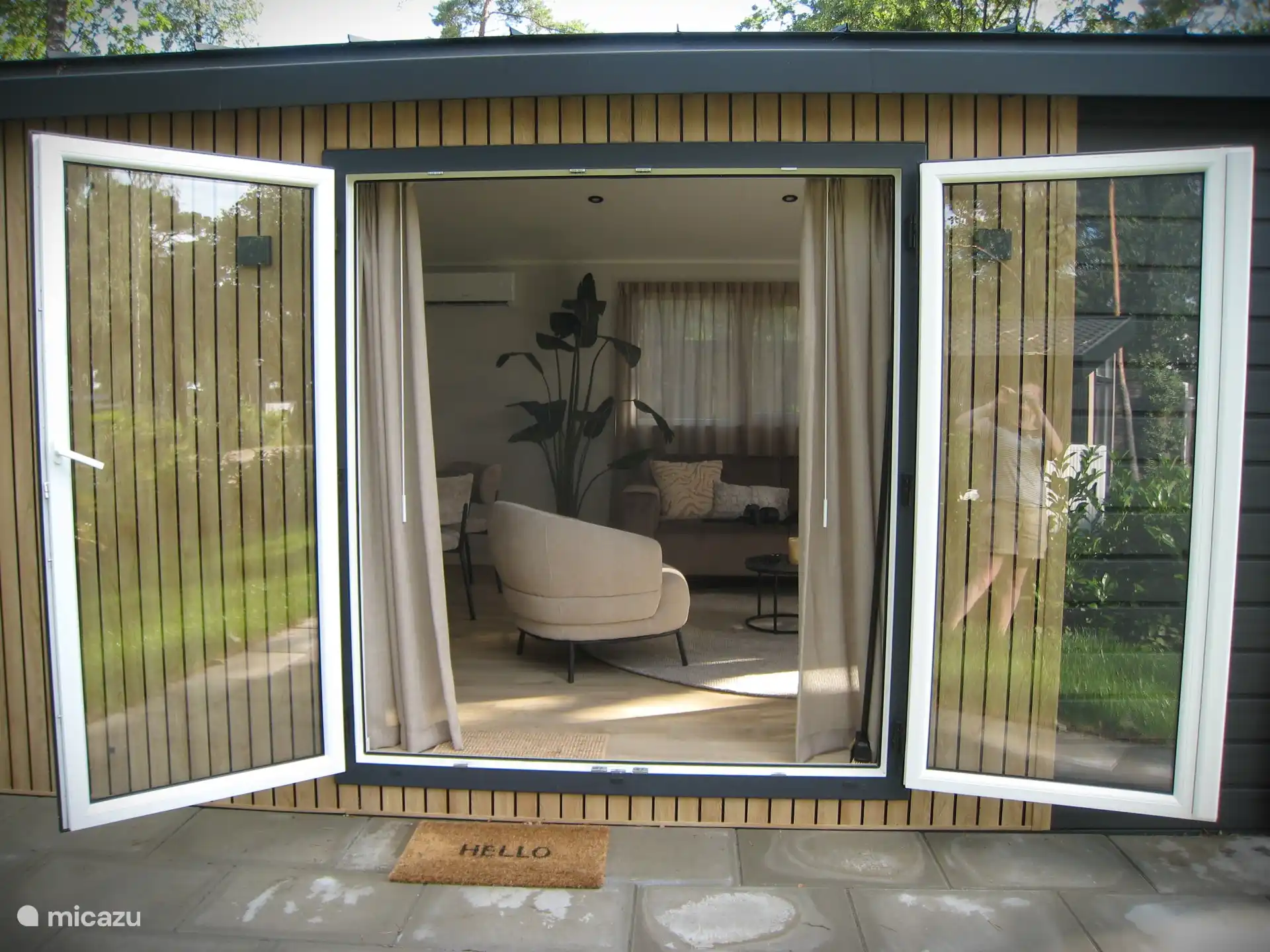 Openslaande deuren vanuit de woonkamer naar de tuin en het terras