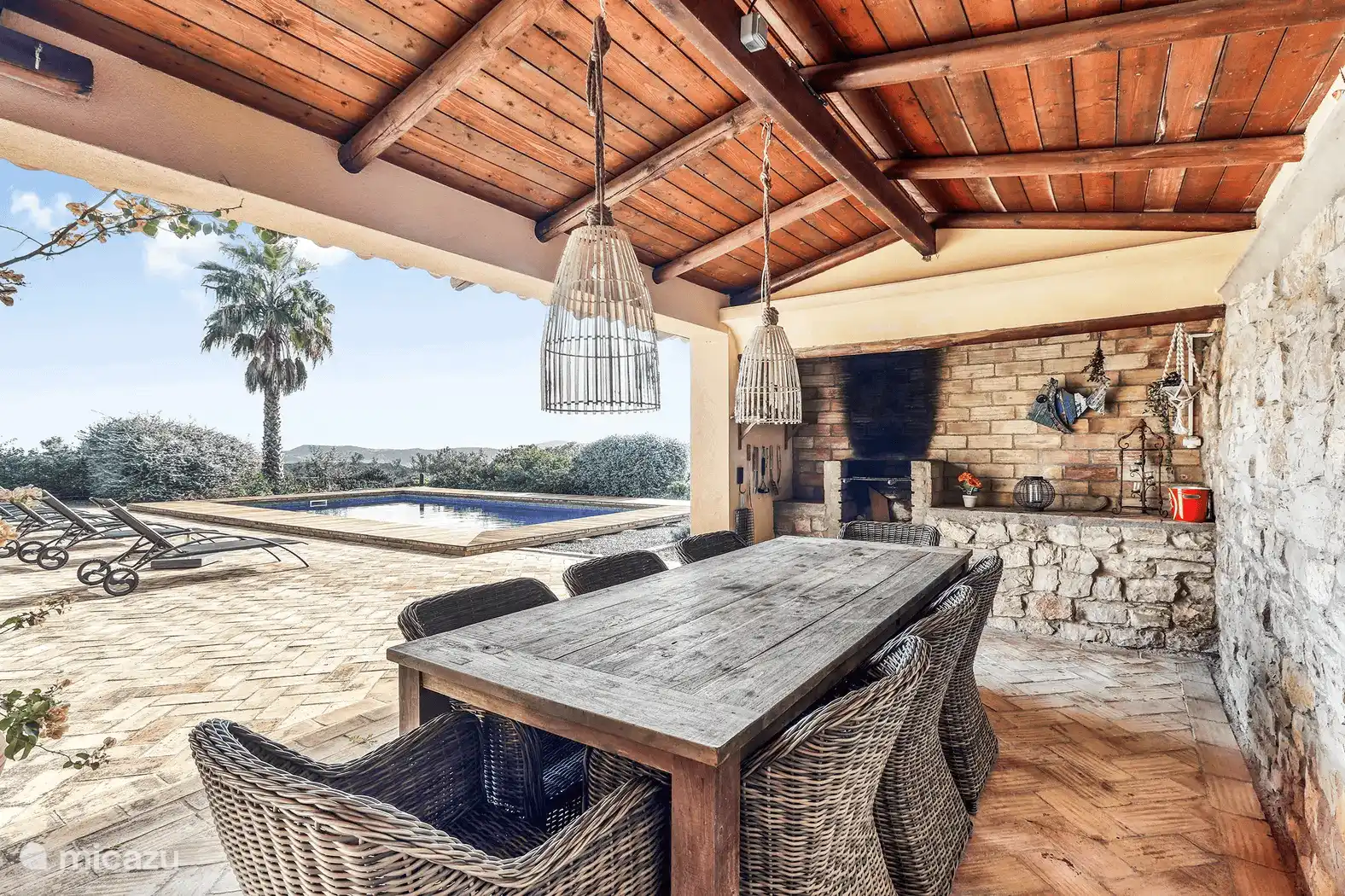 Comedor exterior y barbacoa