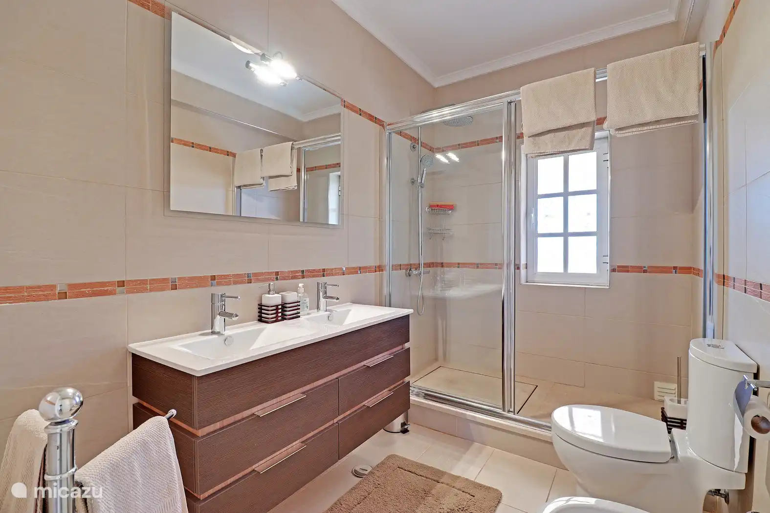 baño 2 con ducha a pie de piel, lavabos dobles y inodoro