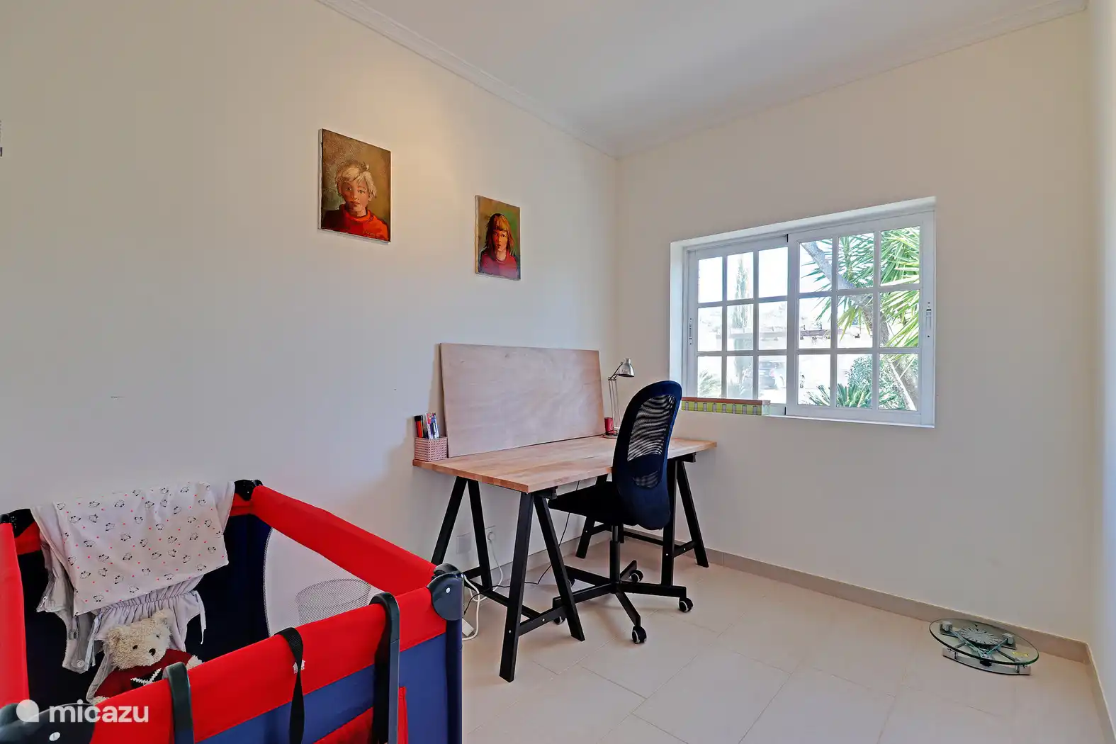 Habitación de invitados con escritorio para trabajar o poner la cama del bebé.