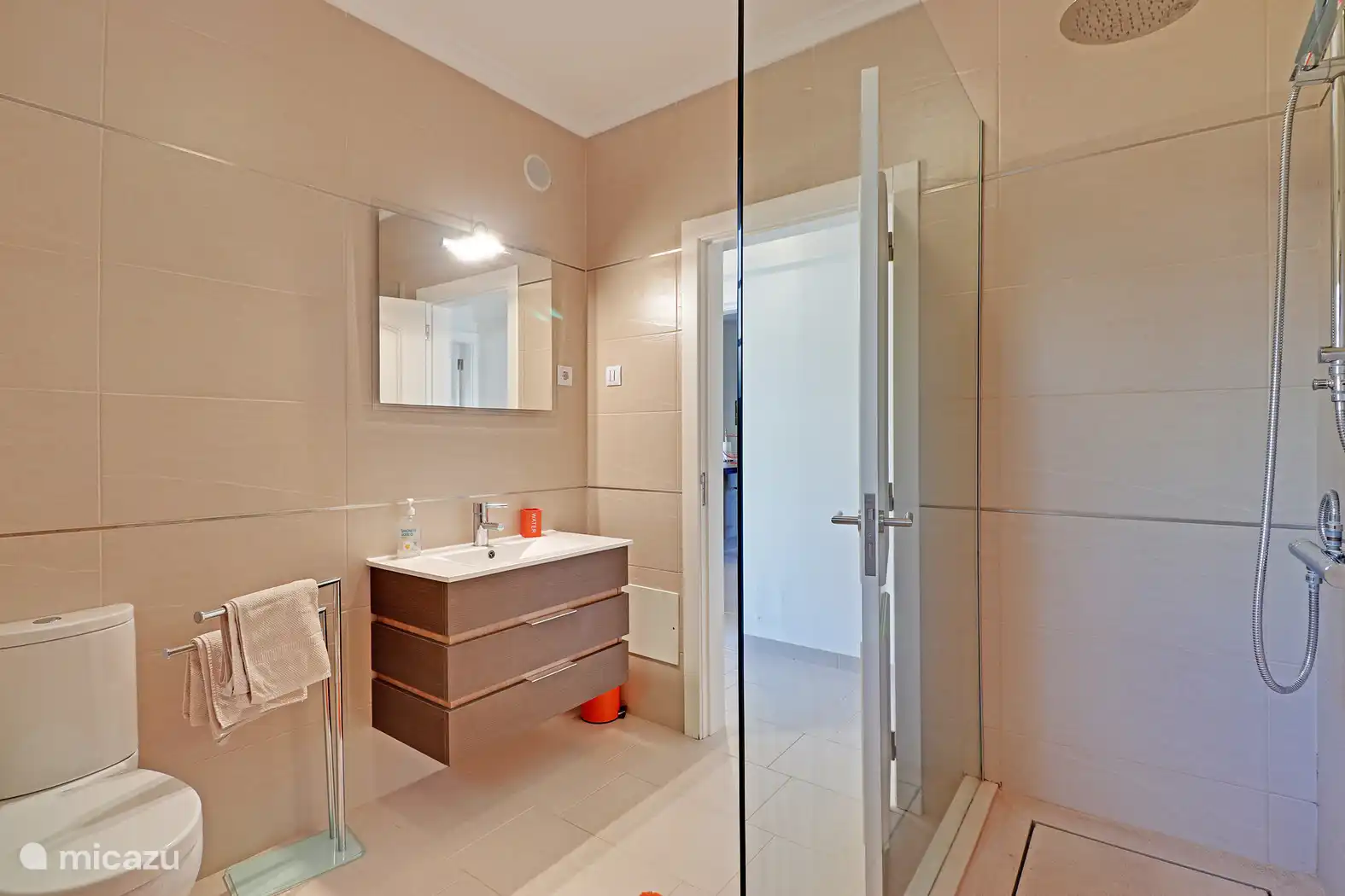 baño 1, ducha y inodoro