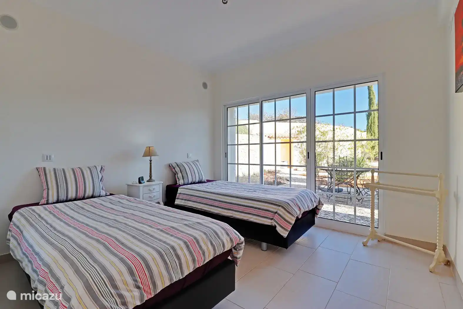 dormitorio con 2 camas individuales.