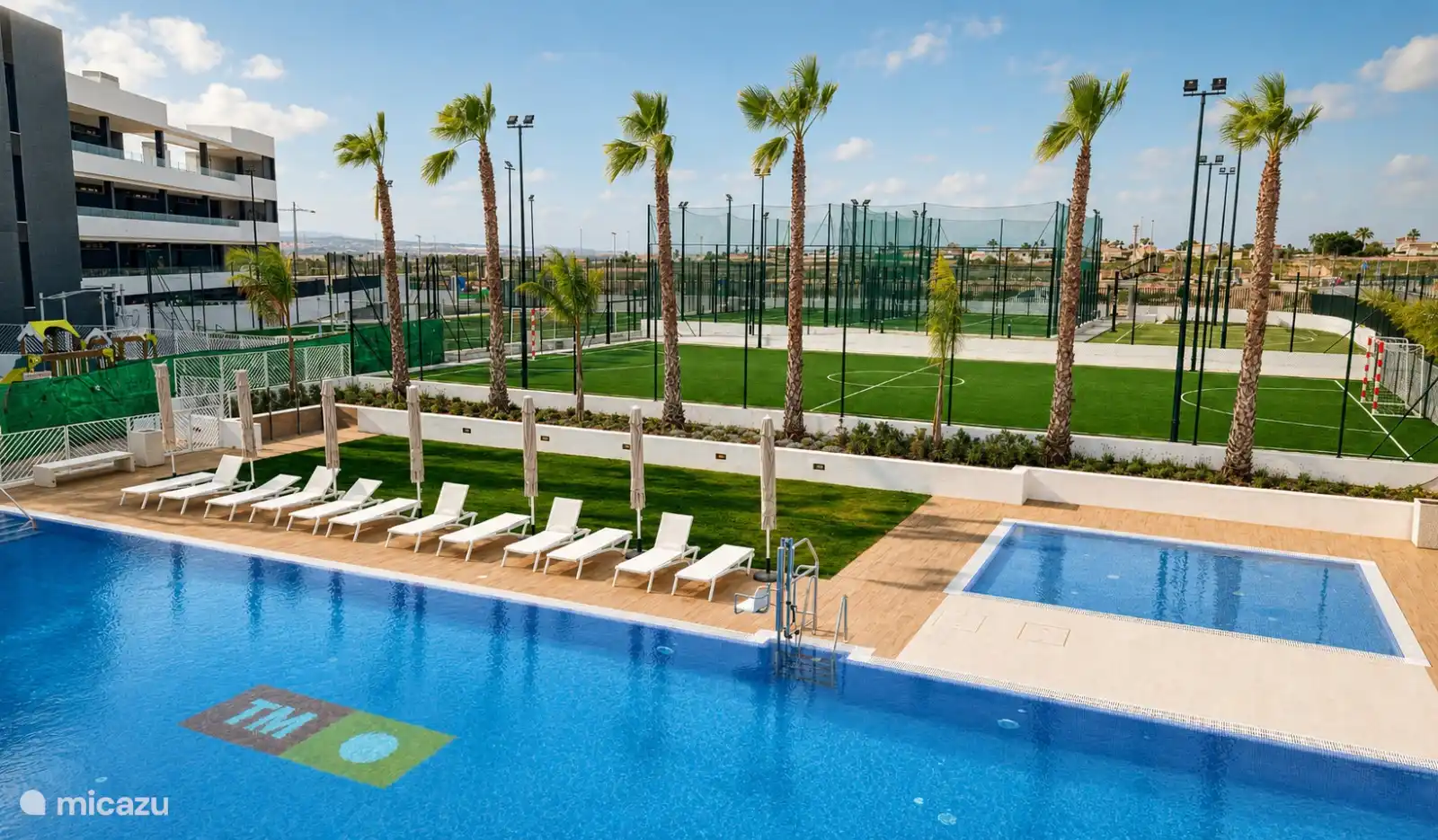 Im Sportkomplex gibt es ein ganzjährig beheiztes Außenbad, ein Fußballfeld, ein Tennisplatz und zwei Padelplätze.