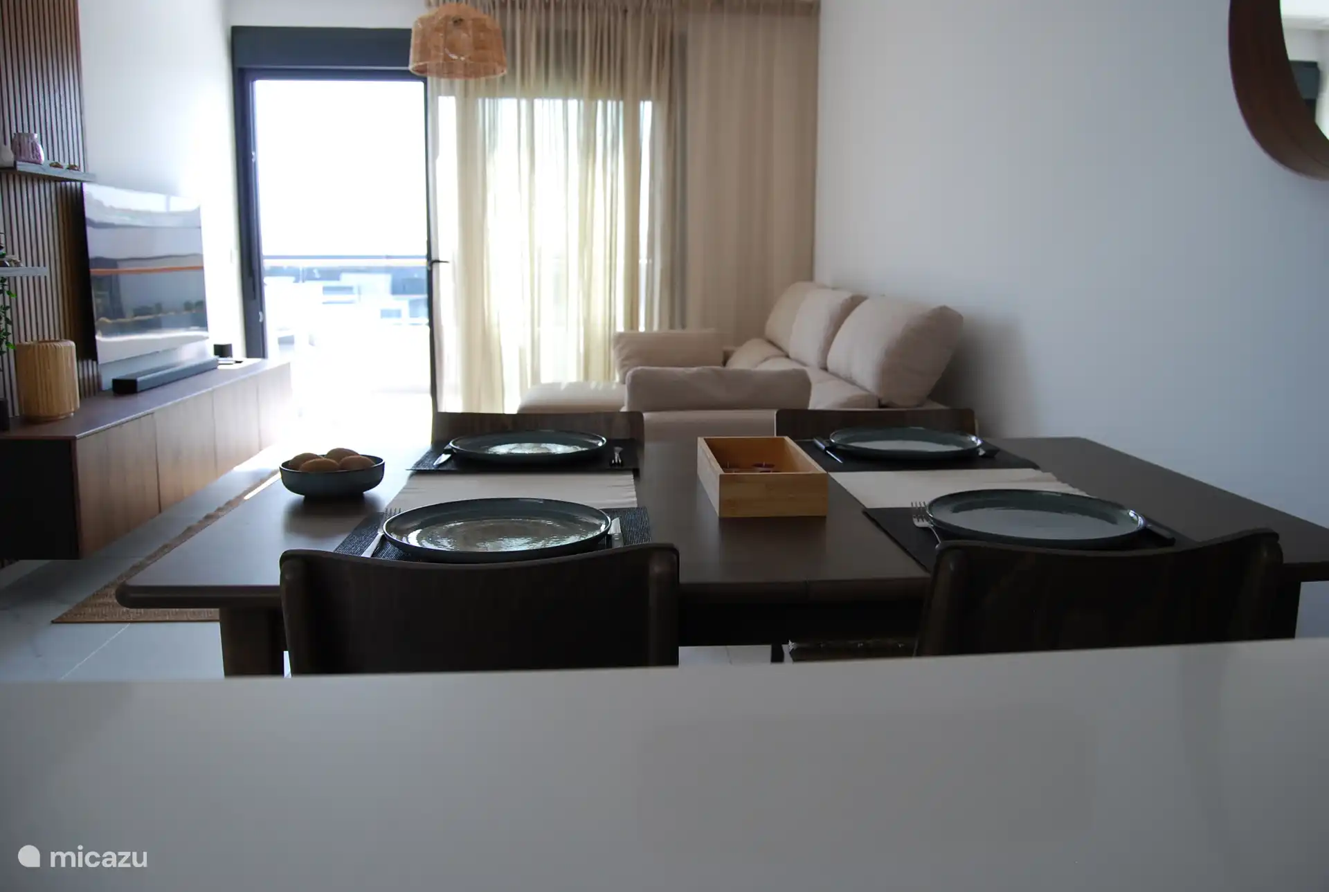 Wohnzimmer mit hinterer linker Zugang zum Balkon