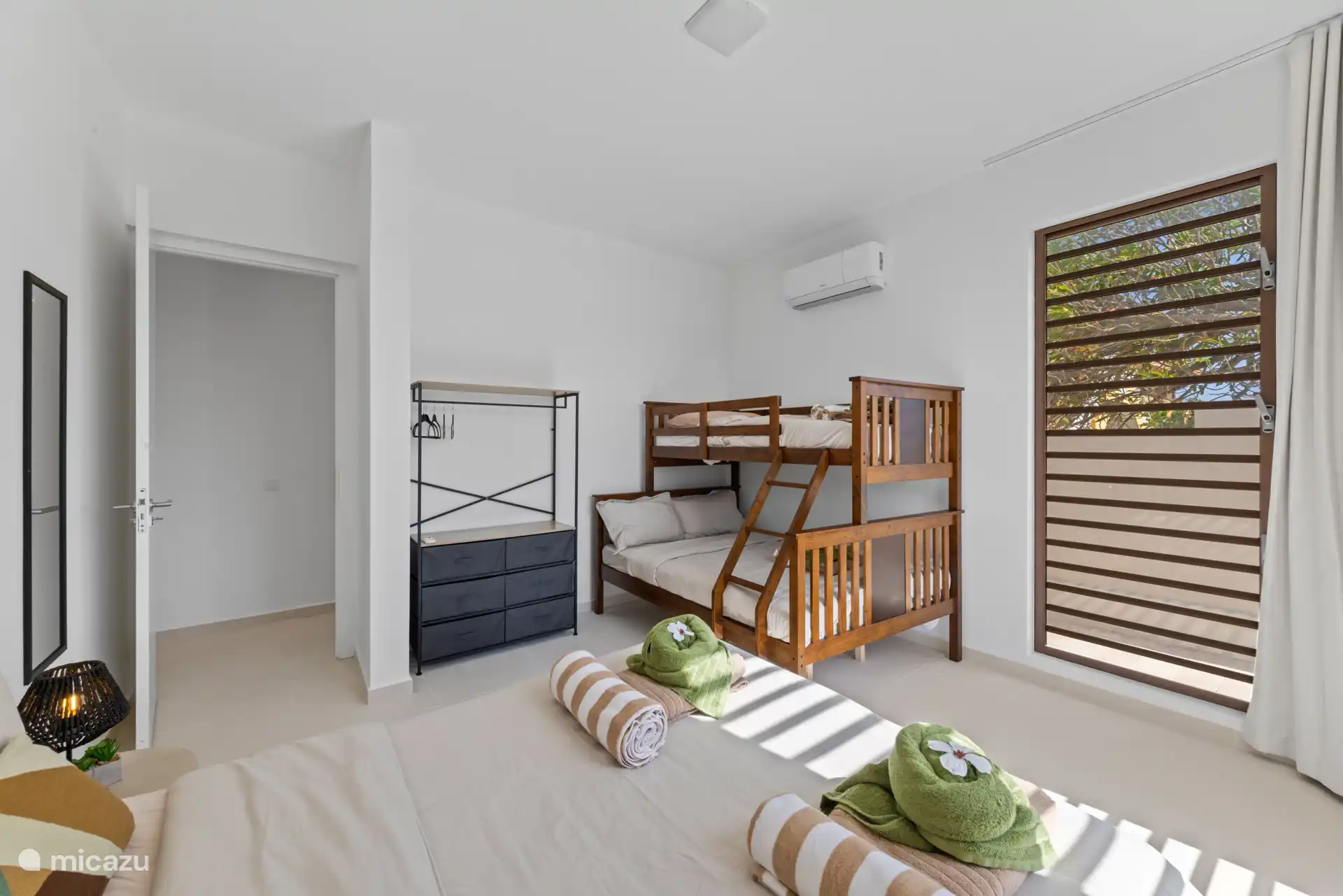 Das Familienzimmer bietet ein französisches Bett und ein Etagenbett – ideal für Kinder oder eine größere Familie.