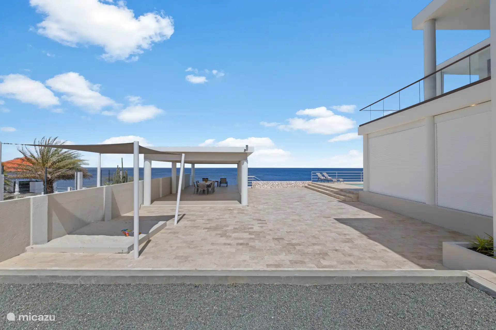 Die großzügige Terrasse bietet reichlich Raum zum Entspannen, Sonnenbaden und gemeinsamen Genießen