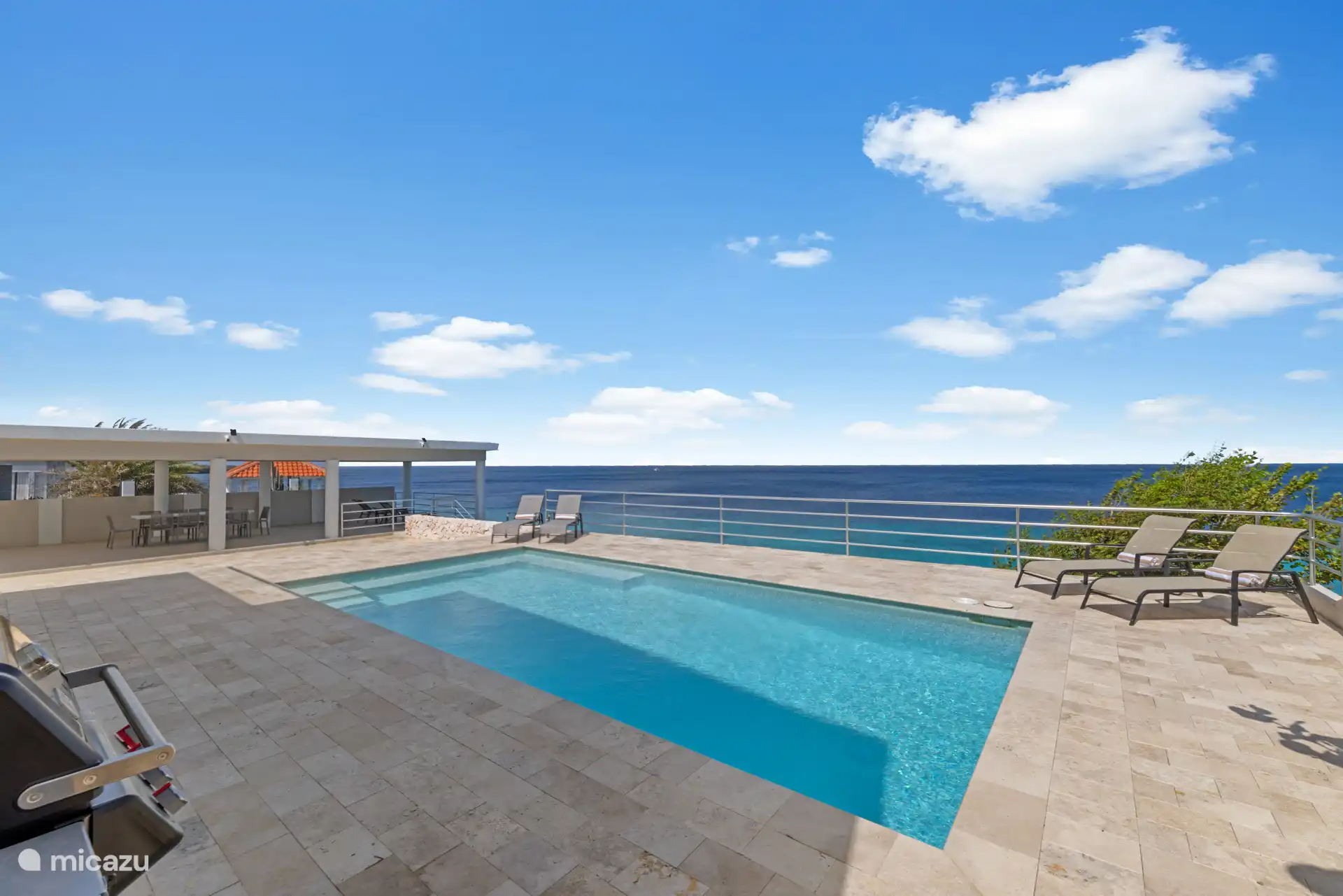 Genießen Sie die großzügige Terrasse mit privatem Pool und viel Sonne.