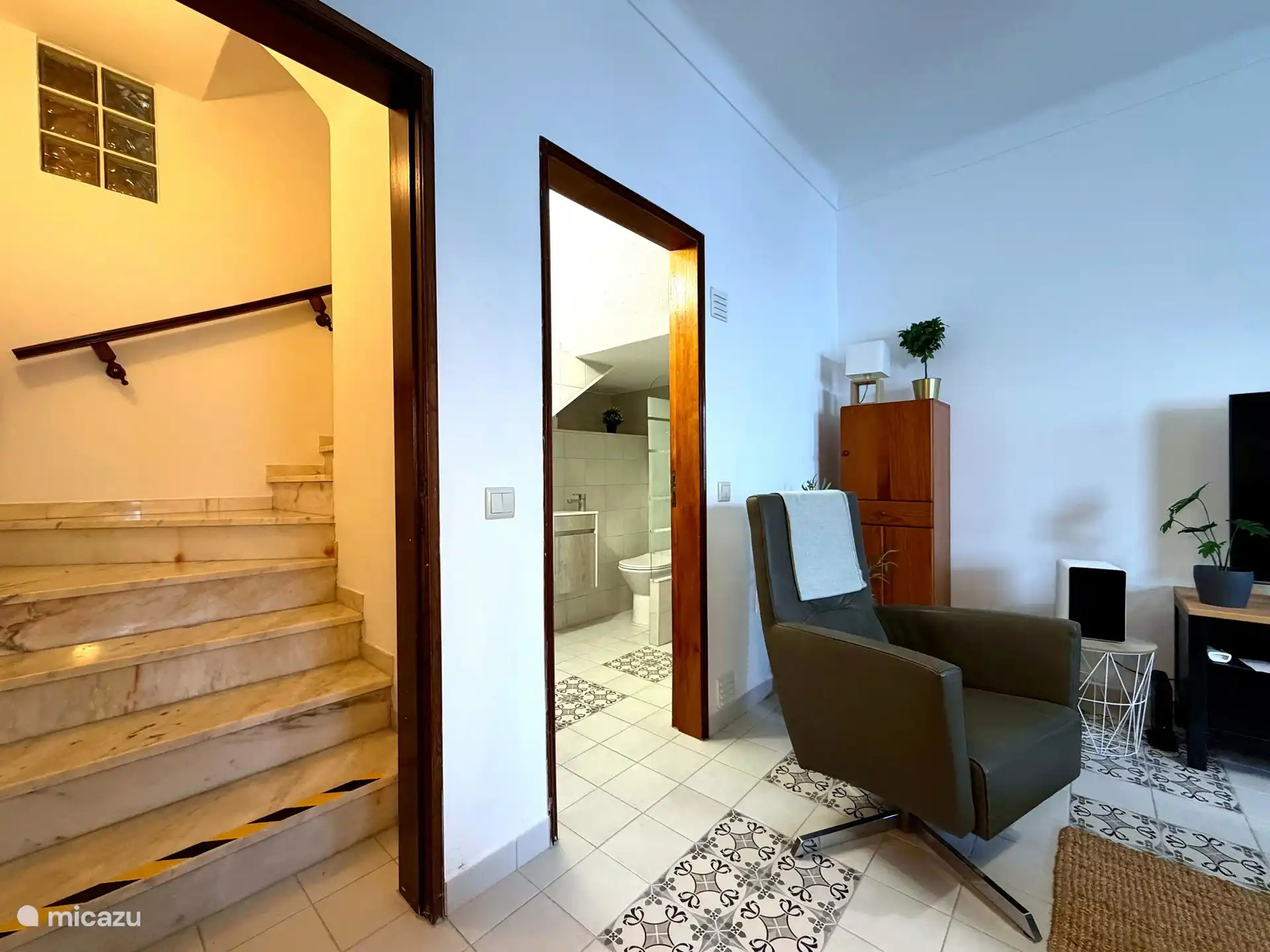 Marmortreppe und zweites Badezimmer