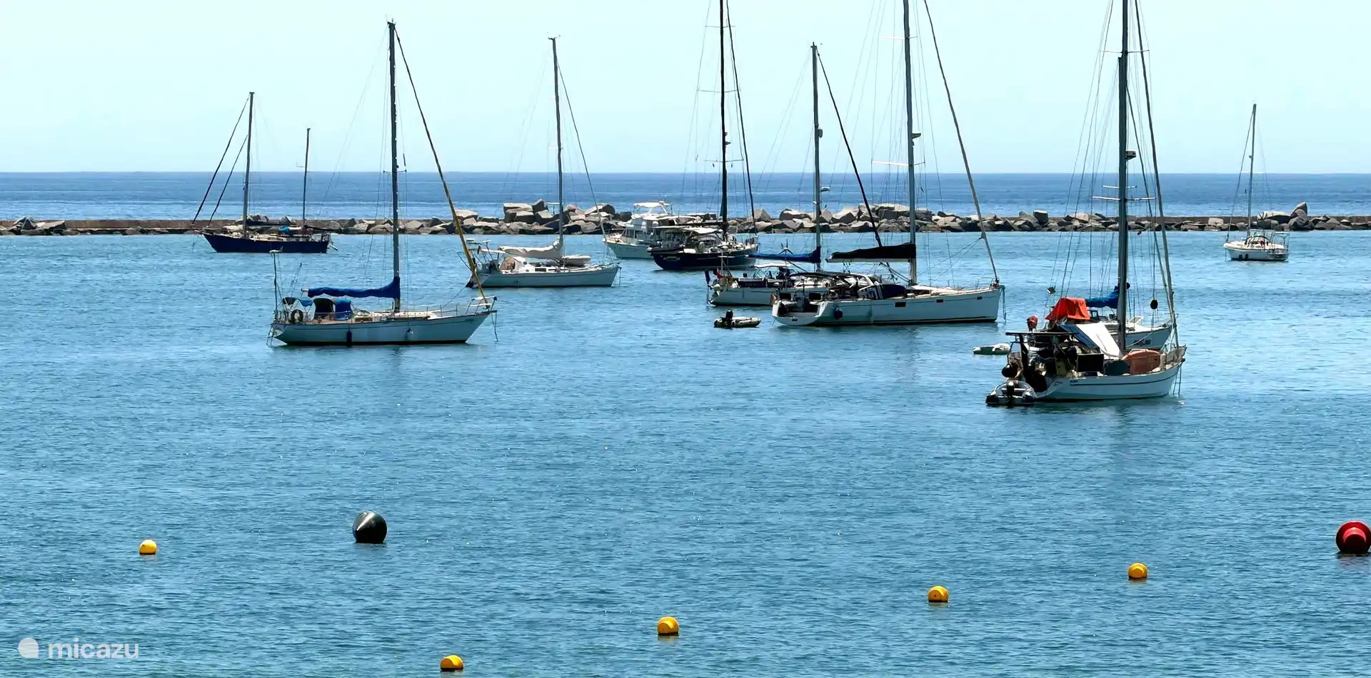 Bucht mit Segelbooten vor der Küste von Ferragudo