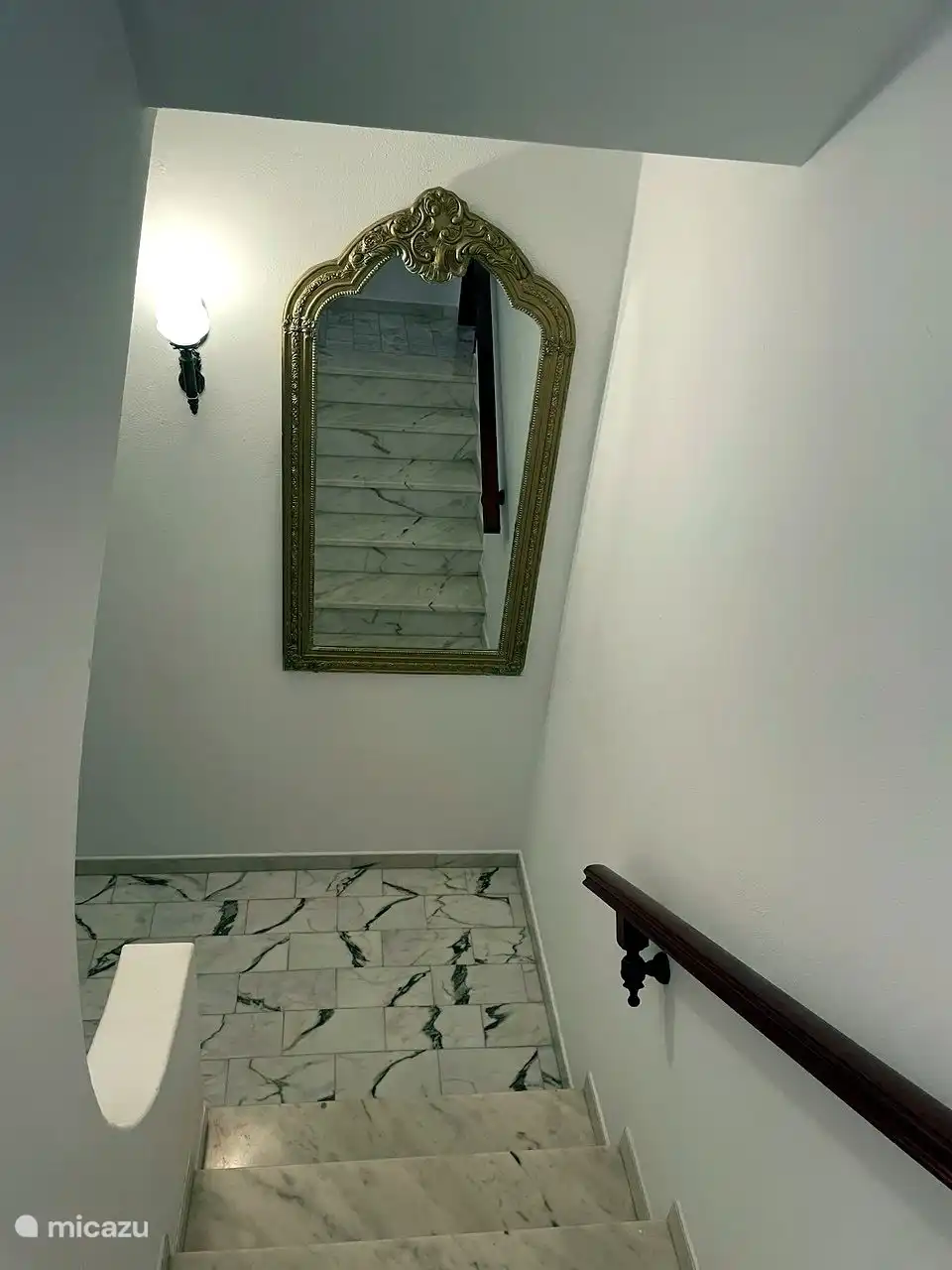 Escalera de mármol con espejo