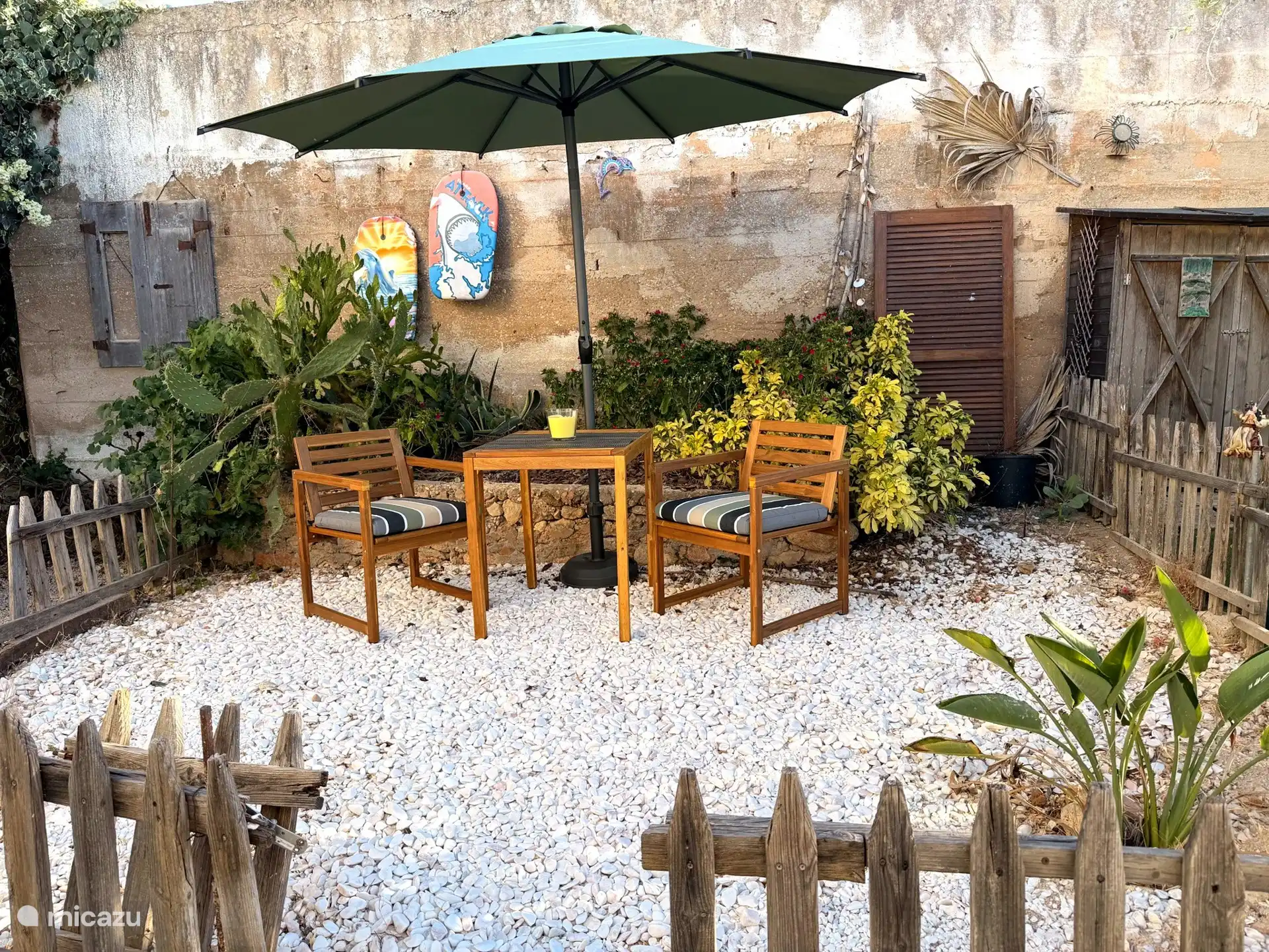 Vorgarten mit Sitzbereich und Sonnenschirm