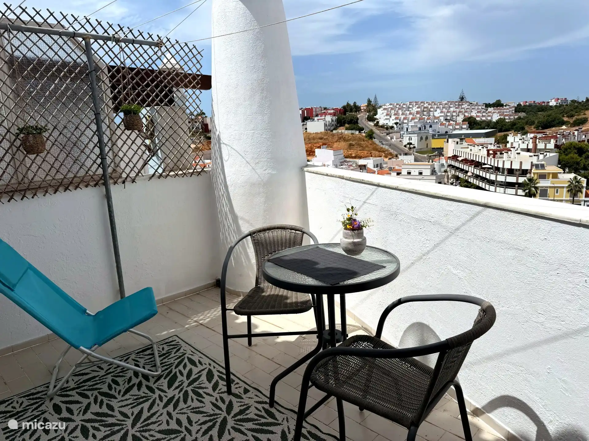 Terrasse mit Panoramablick auf das Dorf