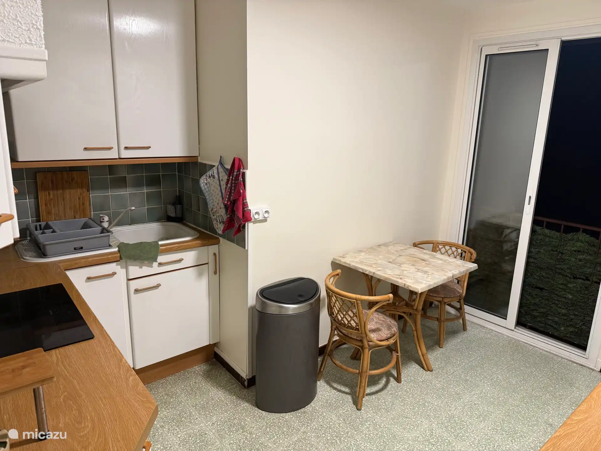 Cocina con mesa