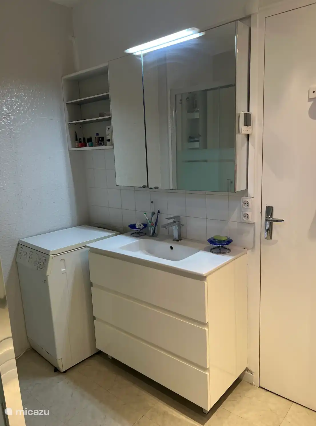 Grifo del baño, espejo y lavadora
