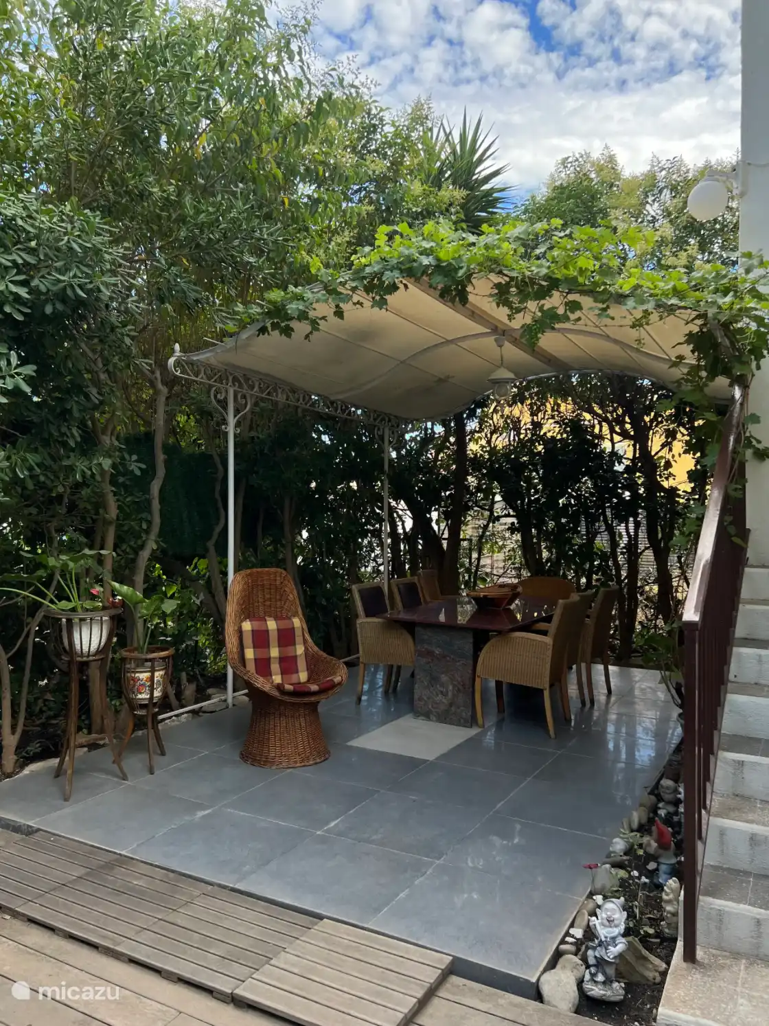 Comedor en el jardín