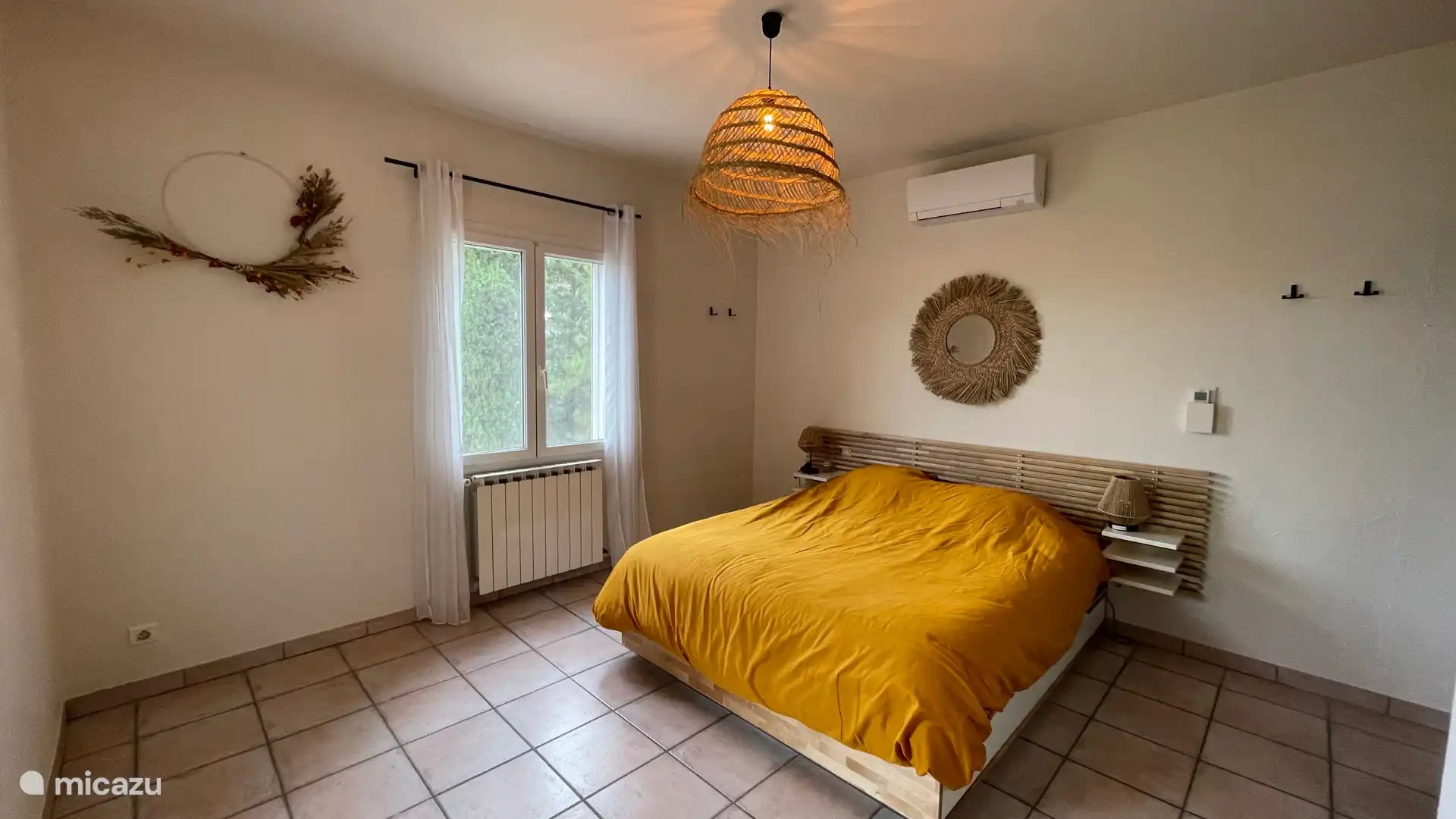 Schlafzimmer 1