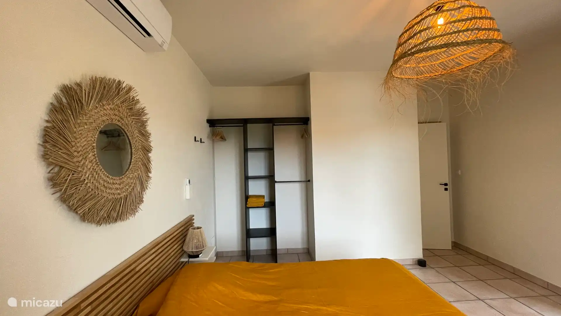 Schlafzimmer 1