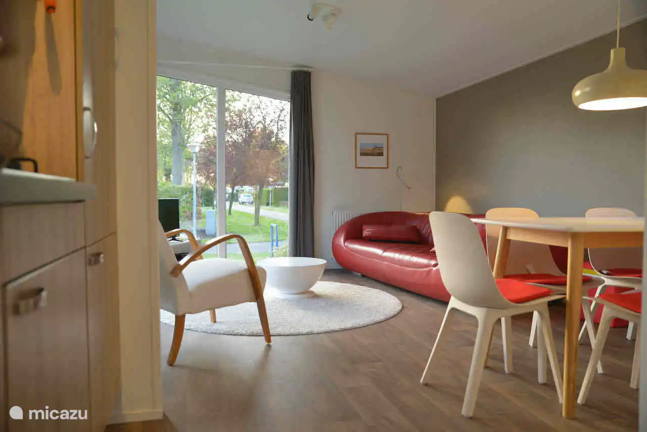 Salon - salle à manger, avec fenêtres du sol au plafond et cuisine ouverte