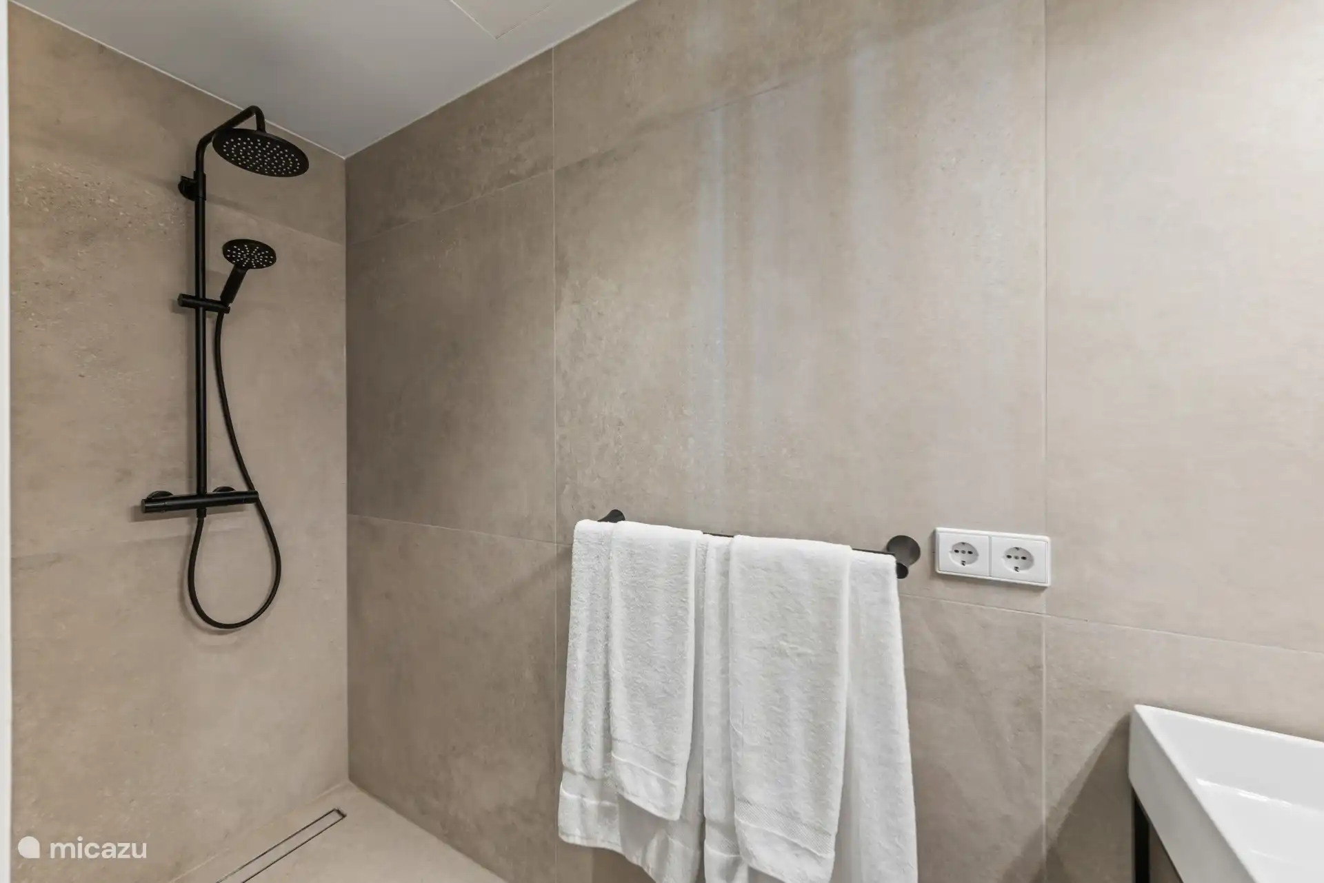 Baño con lavabo y ducha