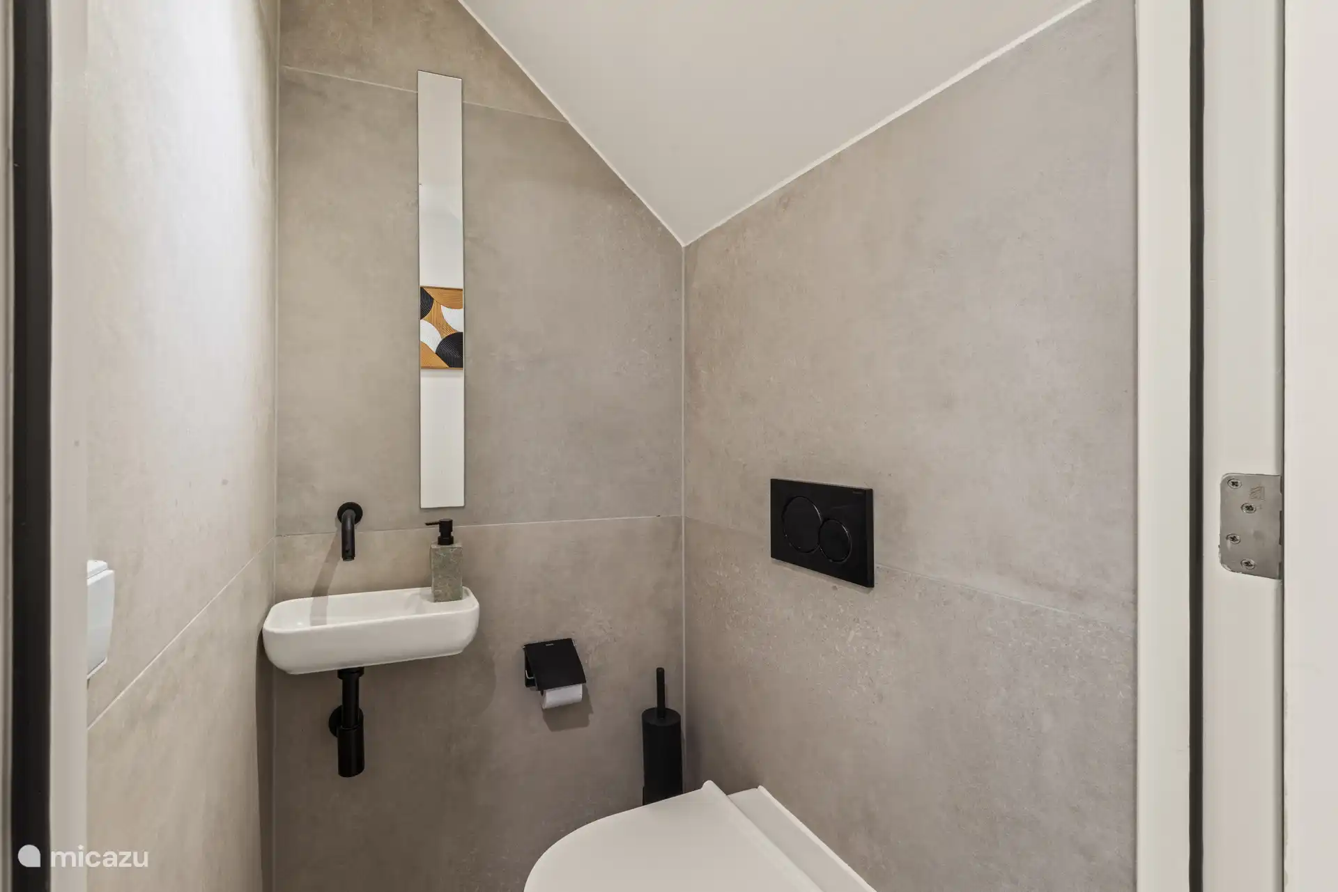 El inodoro está separado del baño