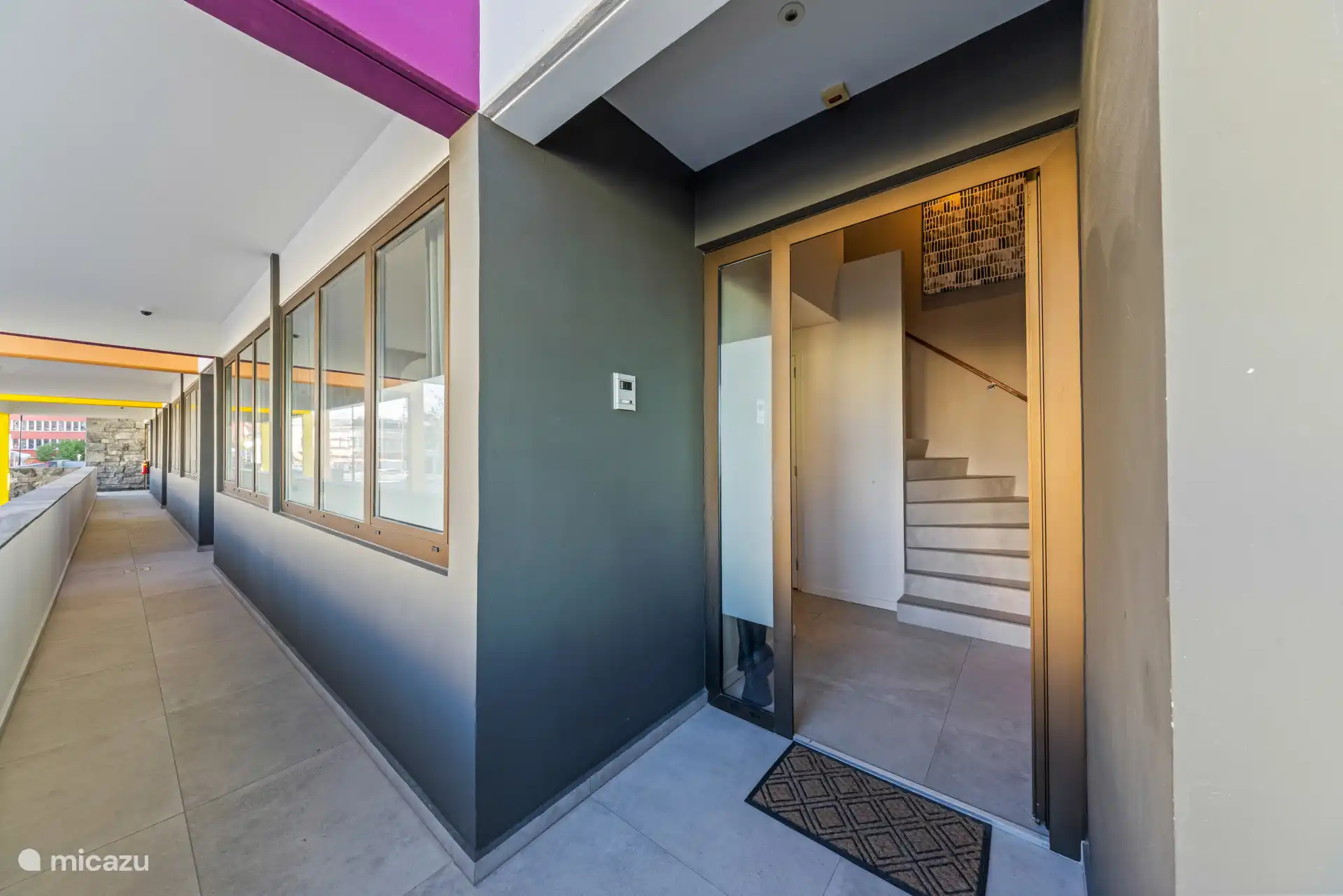 Apartamento de entrada, edificio morado.