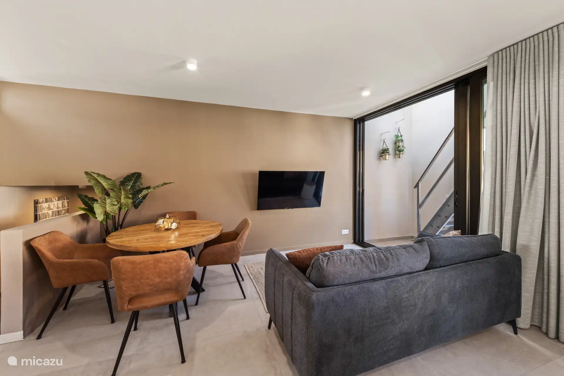 Un apartamento elegante donde confort y lujo se unen en un ambiente cálido y acogedor.
